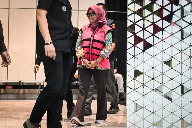 Tersangka kasus dugaan korupsi digitalisasi pendidikan di Kemendikbudristek, mantan Direktur Sekolah Dasar Direktorat Jenderal Pendidikan Anak Usia Dini, Pendidikan Dasar dan Pendidikan Menengah tahun 2020-2021 Sri Wahyuningsih berjalan memasuki mobil tahanan di Gedung Kejaksaan Agung, Jakarta, Selasa (15/7/2025). Kejagung menetapkan empat tersangka karena terbukti menyalahgunakan kewenangan dalam kasus dugaan korupsi pengadaan sistem chromebook di Kemendikbudristek yang merugikan negara Rp1,980 triliun.
