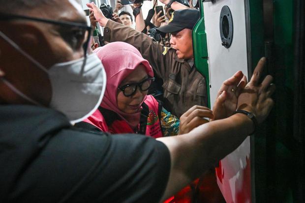 Tersangka kasus dugaan korupsi digitalisasi pendidikan di Kemendikbudristek, mantan Direktur Sekolah Dasar Direktorat Jenderal Pendidikan Anak Usia Dini, Pendidikan Dasar dan Pendidikan Menengah tahun 2020-2021 Sri Wahyuningsih memasuki mobil tahanan di Gedung Kejaksaan Agung, Jakarta, Selasa (15/7/2025). Kejagung menetapkan empat tersangka karena terbukti menyalahgunakan kewenangan dalam kasus dugaan korupsi pengadaan sistem chromebook di Kemendikbudristek yang merugikan negara Rp1,980 triliun.