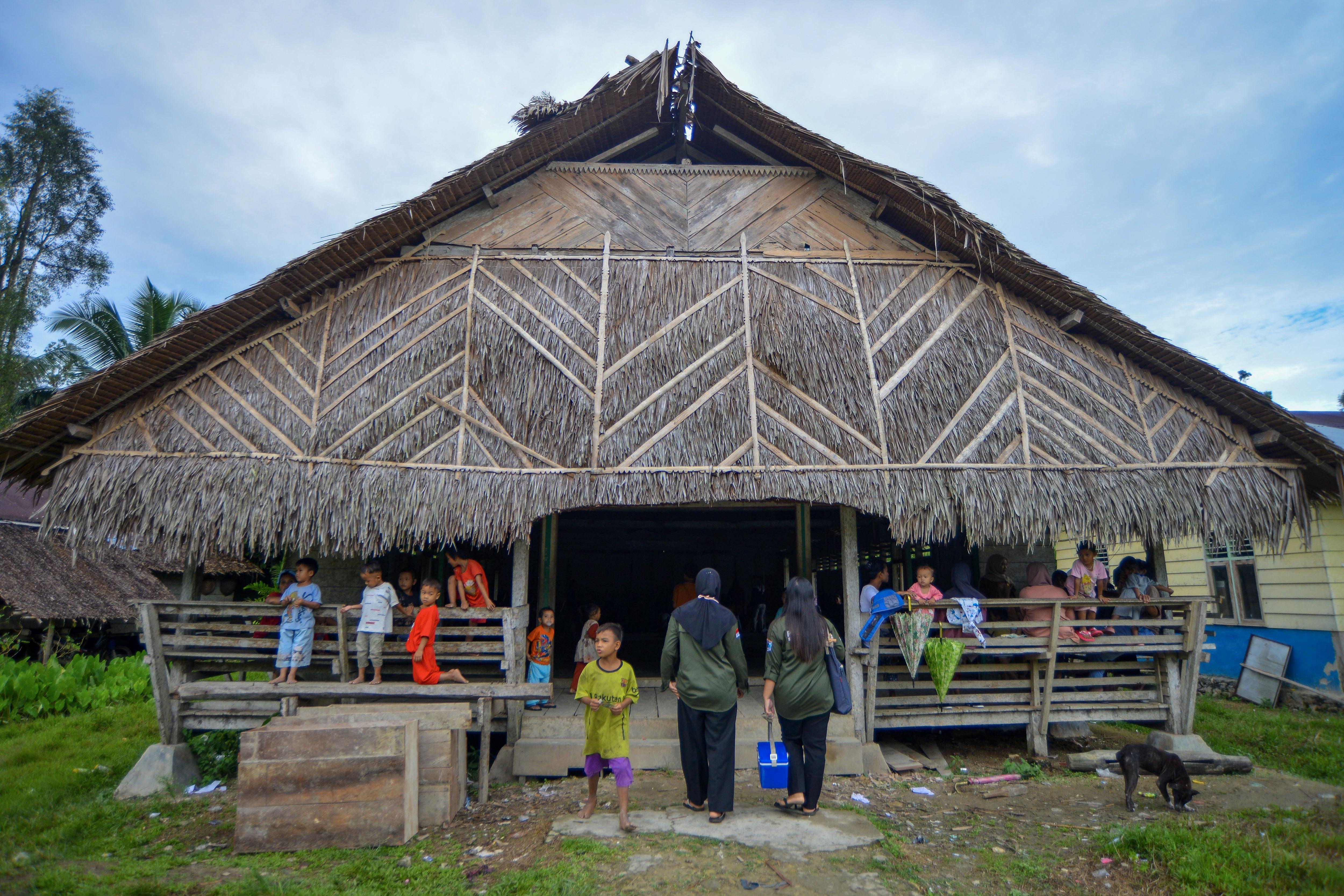 Rombongan tenaga kesehatan yang membawa dokter dari Puskesmas Sarereiket saat tiba di balai adat Desa Matotonan, Siberut Selatan, Mentawai, Sumatera Barat.
