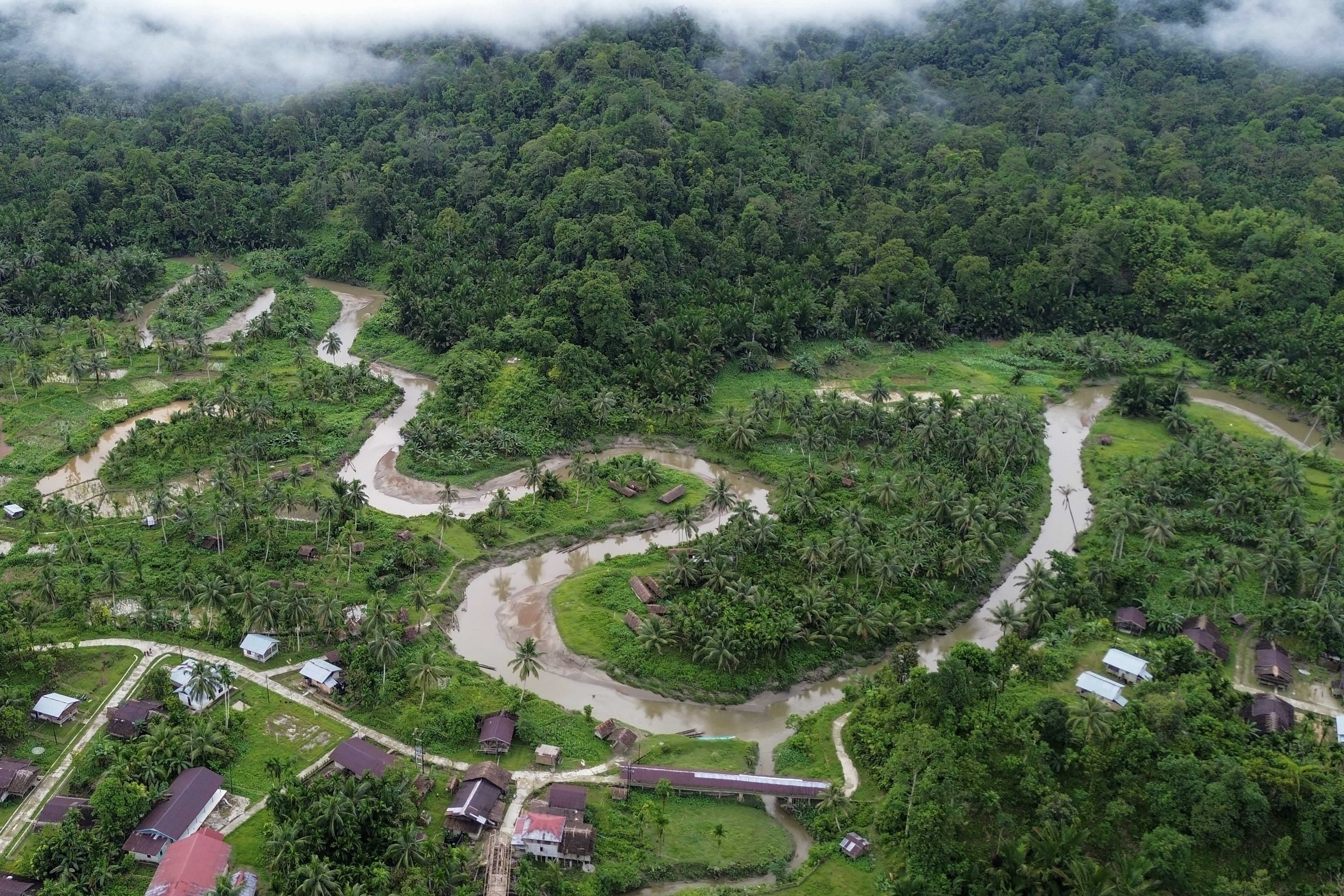 Foto udara sungai Sarereiket melingkar di sepanjang Desa Matotonan, Siberut Selatan, Mentawai, Sumatera Barat.