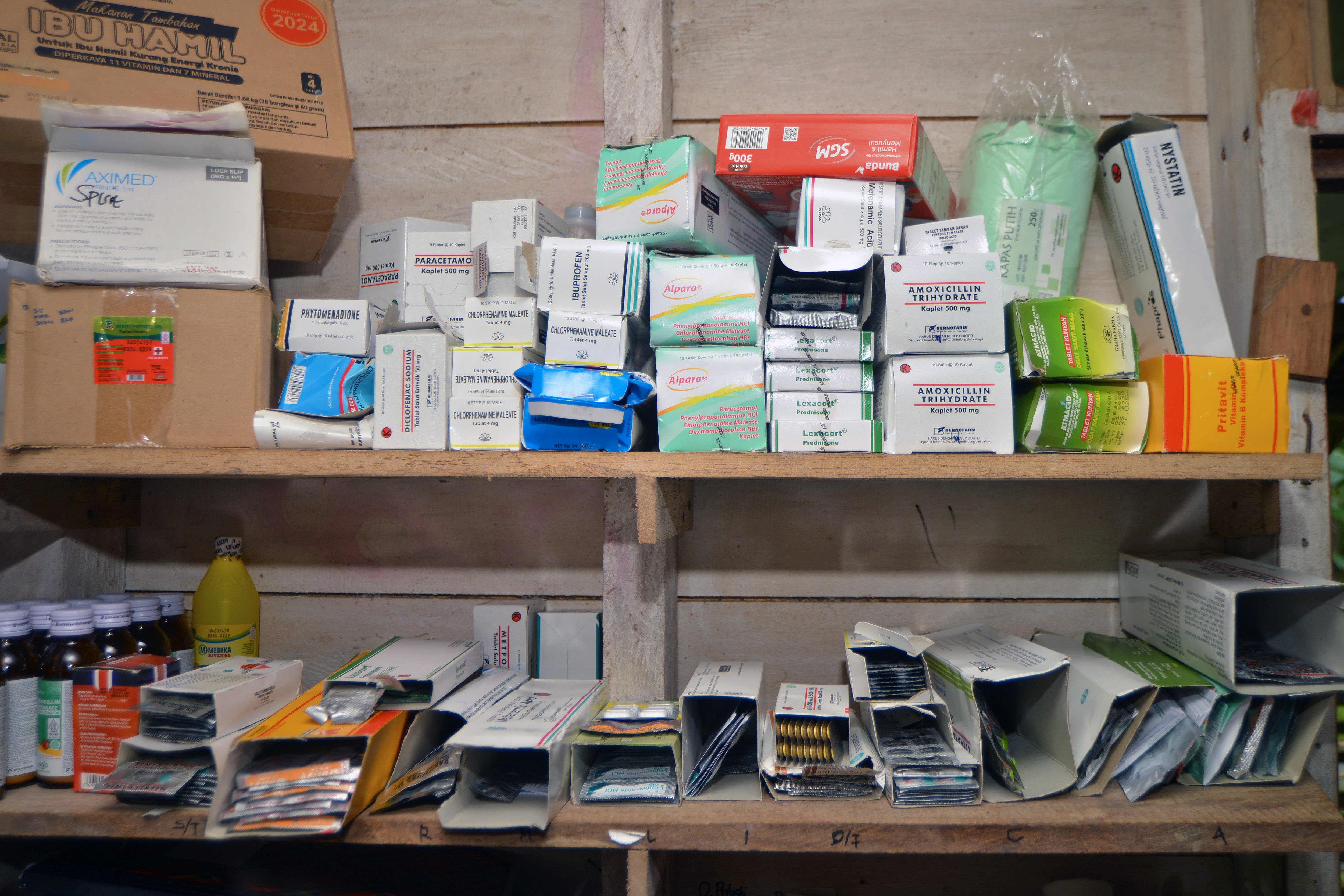 Stok obat-obatan yang berada di Polindes Desa Matotonan, Siberut Selatan, Mentawai, Sumatera Barat.