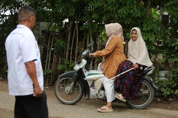 Keluarga Penerima Manfaat (KPM) mengendari sepeda motor membawa karung berisi beras bantuan pangan seusai penyaluran di kantor Camat Lueng Bata, Banda Aceh, Aceh, Rabu (16/7/2025). Badan Pangan Nasional menargetkan sebanyak 18,27 juta Penerima Bantuan Pangan (PBP) untuk alokasi Juni dan Juli 2025 dengan total penyaluran beras sebanyak 20 kg atau 10 kg per bulan per KPM, guna membantu perekonomian masyarakat kurang mampu.