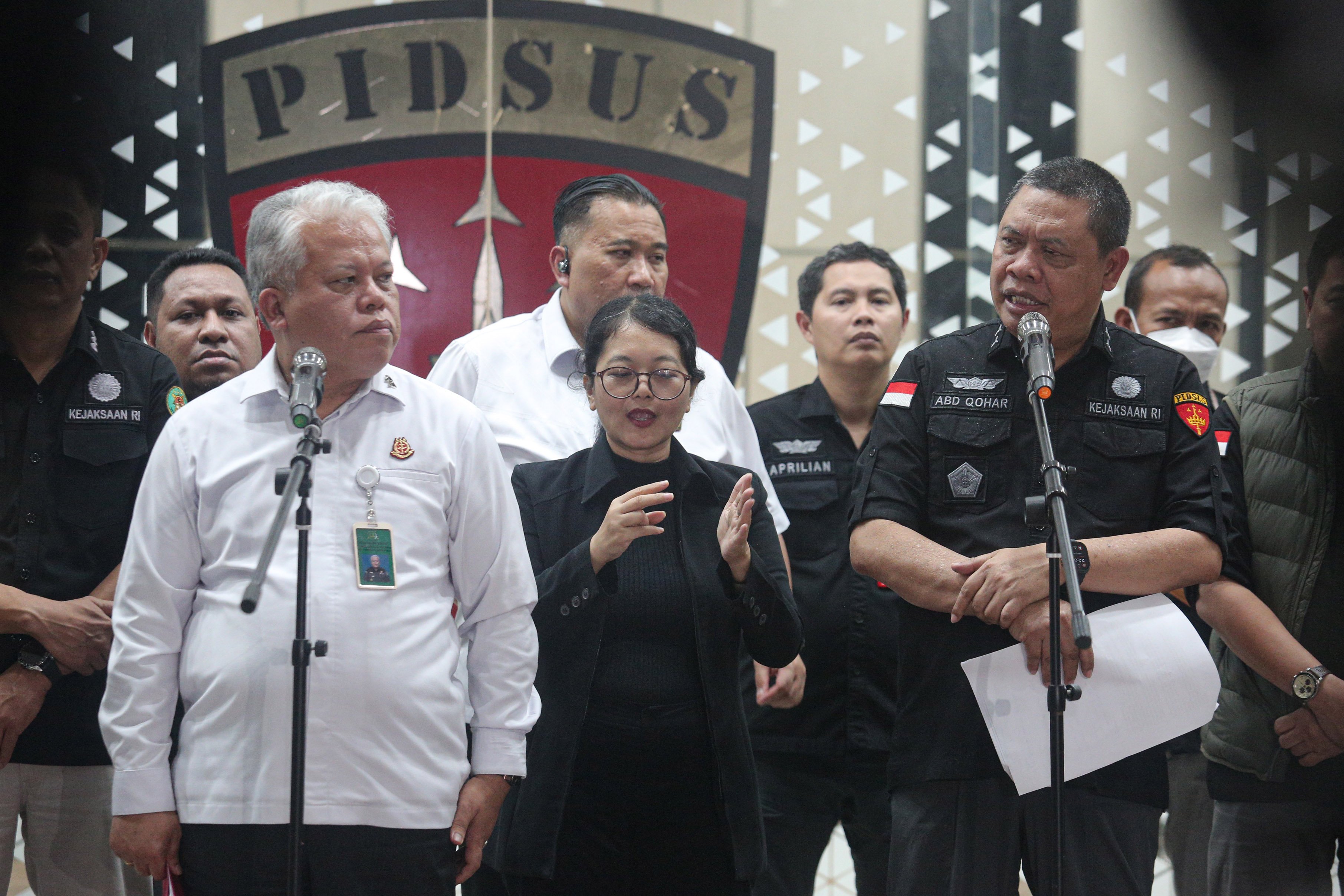 Direktur Penyidikan Jaksa Agung Muda Tindak Pidana Khusus (Jampidsus), Abdul Qohar (kanan) bersama Kapuspenkum Kejagung, Harli Siregar (kiri) menyampaikan keterangan pers penyidikan kasus dugaan korupsi pengadaan laptop Chromebook di Gedung Kejaksaan Agung, Jakarta, Selasa (15/7/2025). Kejagung menetapkan empat tersangka kasus dugaan korupsi pengadaan laptop Chromebook di Kementerian Pendidikan Kebudayaan Riset dan Teknologi (Kemendikbudristek) tahun 2019–2022 yang merugikan negara senilai Rp1,980 triliun.