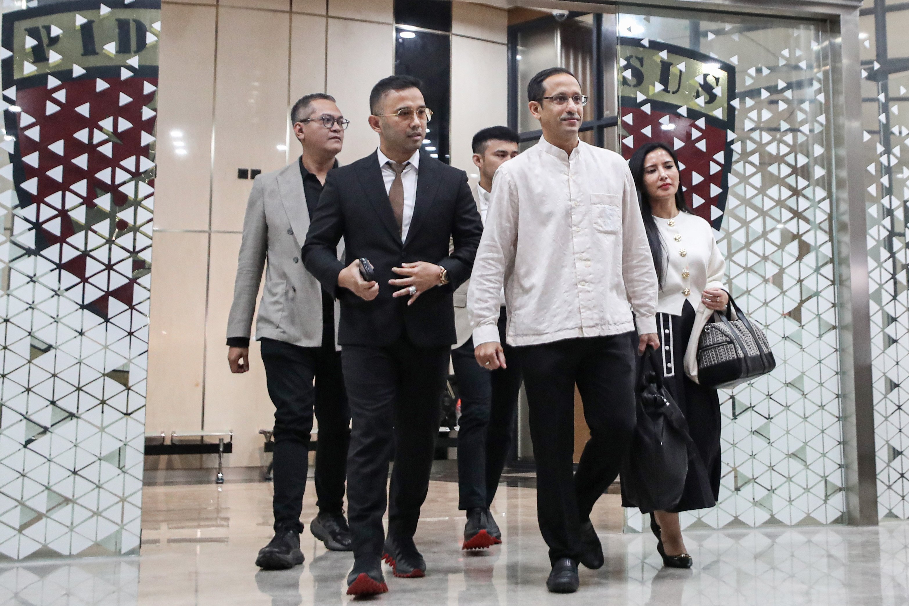 Mantan Menteri Pendidikan, Kebudayaan, Riset, dan Teknologi (Mendikbudristek) 2019-2024, Nadiem Makarim (kedua kanan) berjalan keluar usai menjalani pemeriksaan di Gedung Kejaksaan Agung, Jakarta, Selasa (15/7/2025). Nadiem diperiksa selama 9 jam oleh penyidik Kejaksaan Agung sebagai saksi terkait kasus dugaan korupsi pengadaan laptop Chromebook di Kemendikbudristek tahun 2019-2022. 
