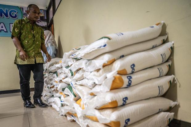 Petugas menyiapkan beras saat penyaluran perdana bantuan pangan di Kantor Kelurahan Setiabudi, Jakarta, Kamis (17/7/2025). Pemerintah melalui Perum Bulog mulai menyalurkan bantuan pangan berupa 20 kg beras per penerima yang merupakan bagian dari distribusi 4.378 ton beras untuk 218.921 penerima bantuan pangan (PBP) di wilayah DKI Jakarta sebagai bentuk kepedulian negara terhadap rakyat kecil.