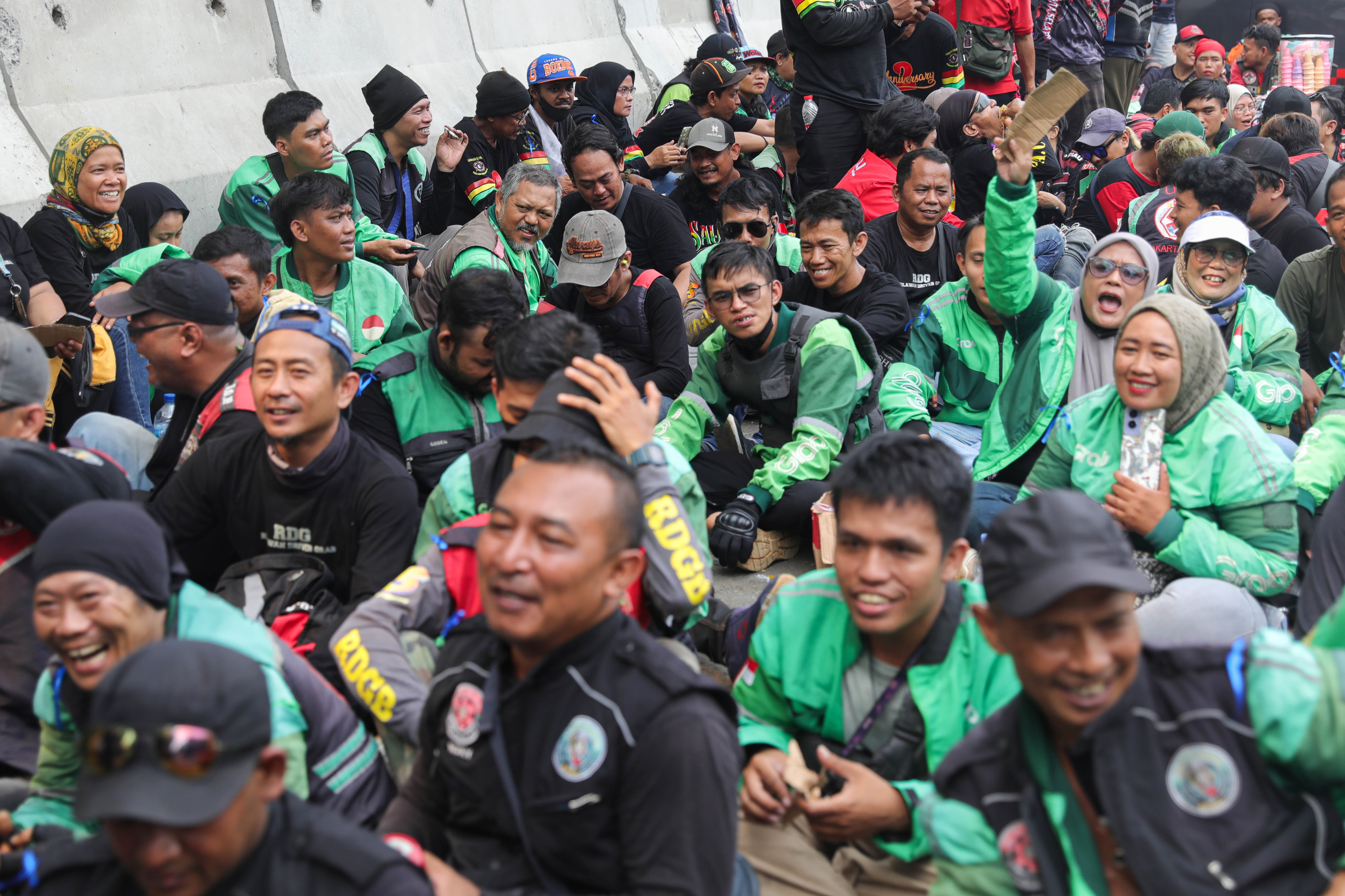 Sejumlah pengemudi ojek online (ojol) yang tergabung dalam Unit Reaksi Cepat (URC) Bergerak menggelar demonstrasi di kawasan Patung Kuda, Jakarta Pusat, Kamis (17/7/2025). Dalam aksinya tersebut mereka menyampaikan sejumlah tuntutan yakni menolak perubahan status ojol menjadi buruh atau pekerja dan wacana potongan aplikator dari 20% menjadi 10% serta mendesak Presiden Prabowo Subianto mengeluarkan Perppu yang mengatur tentang ojol.