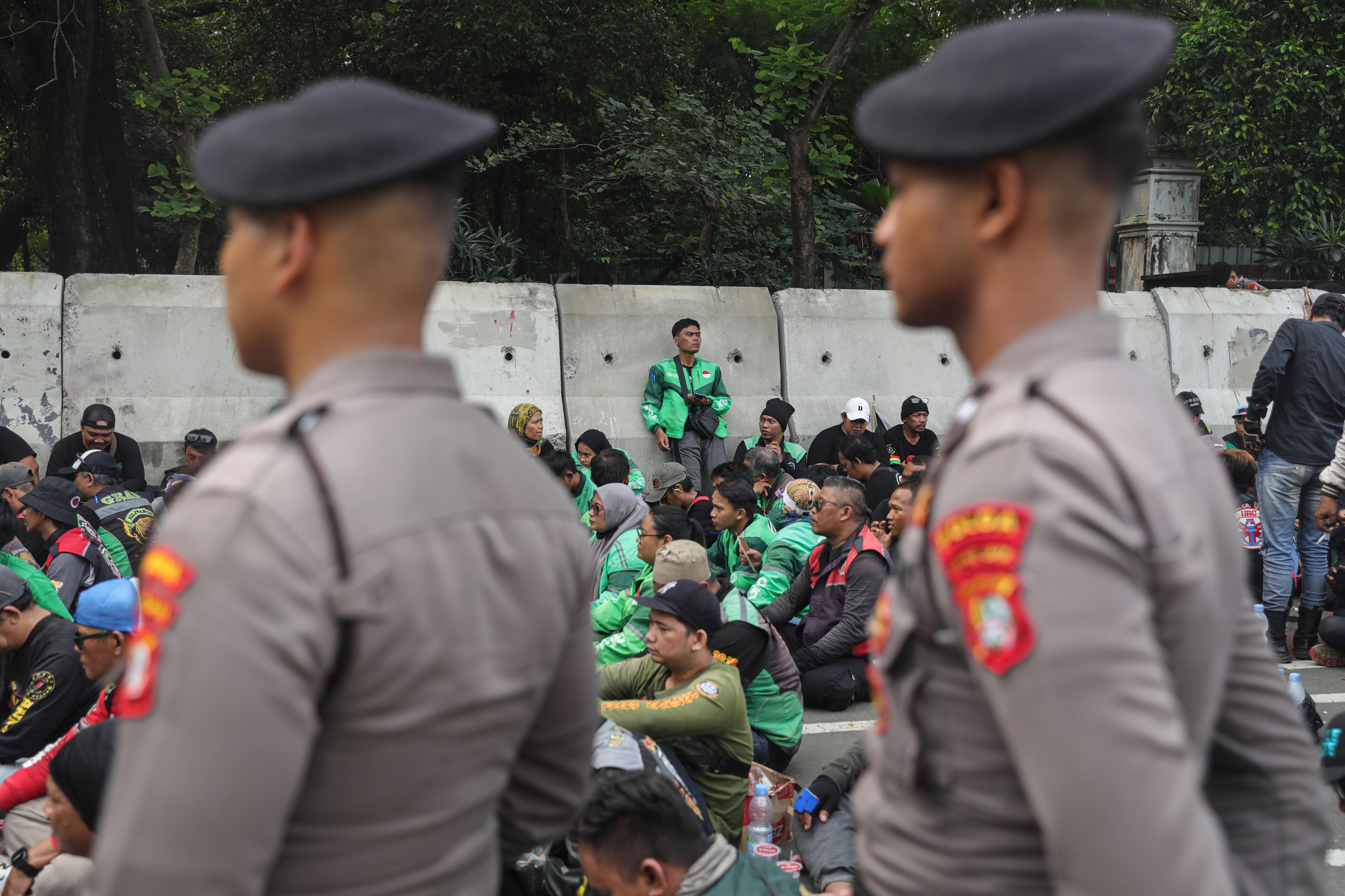 Sejumlah pengemudi ojek online (ojol) yang tergabung dalam Unit Reaksi Cepat (URC) Bergerak menggelar demonstrasi di kawasan Patung Kuda, Jakarta Pusat, Kamis (17/7/2025). Dalam aksinya tersebut mereka menyampaikan sejumlah tuntutan yakni menolak perubahan status ojol menjadi buruh atau pekerja dan wacana potongan aplikator dari 20% menjadi 10% serta mendesak Presiden Prabowo Subianto mengeluarkan Perppu yang mengatur tentang ojol.