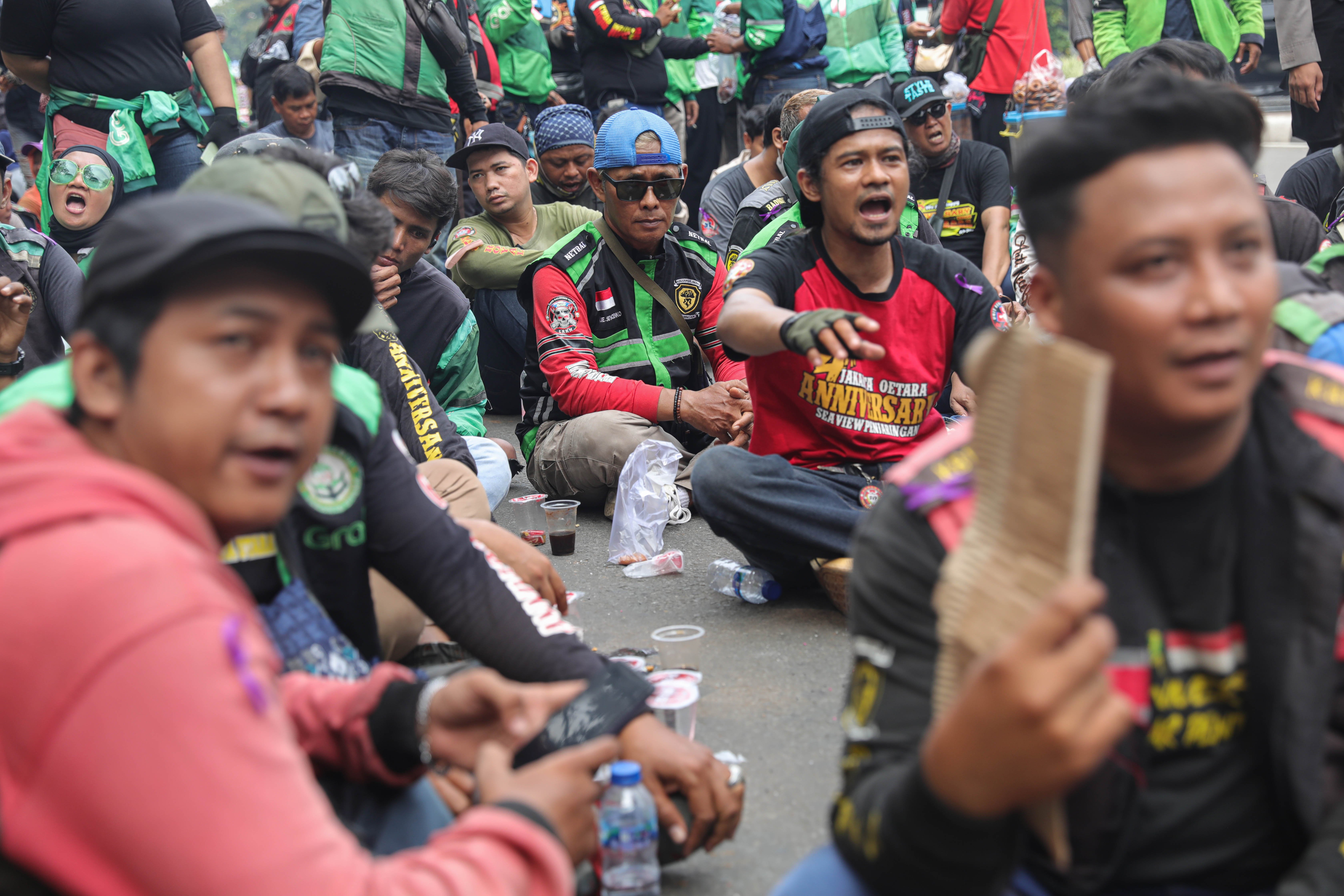 Sejumlah pengemudi ojek online (ojol) yang tergabung dalam Unit Reaksi Cepat (URC) Bergerak menggelar demonstrasi di kawasan Patung Kuda, Jakarta Pusat, Kamis (17/7/2025). Dalam aksinya tersebut mereka menyampaikan sejumlah tuntutan yakni menolak perubahan status ojol menjadi buruh atau pekerja dan wacana potongan aplikator dari 20% menjadi 10% serta mendesak Presiden Prabowo Subianto mengeluarkan Perppu yang mengatur tentang ojol.
