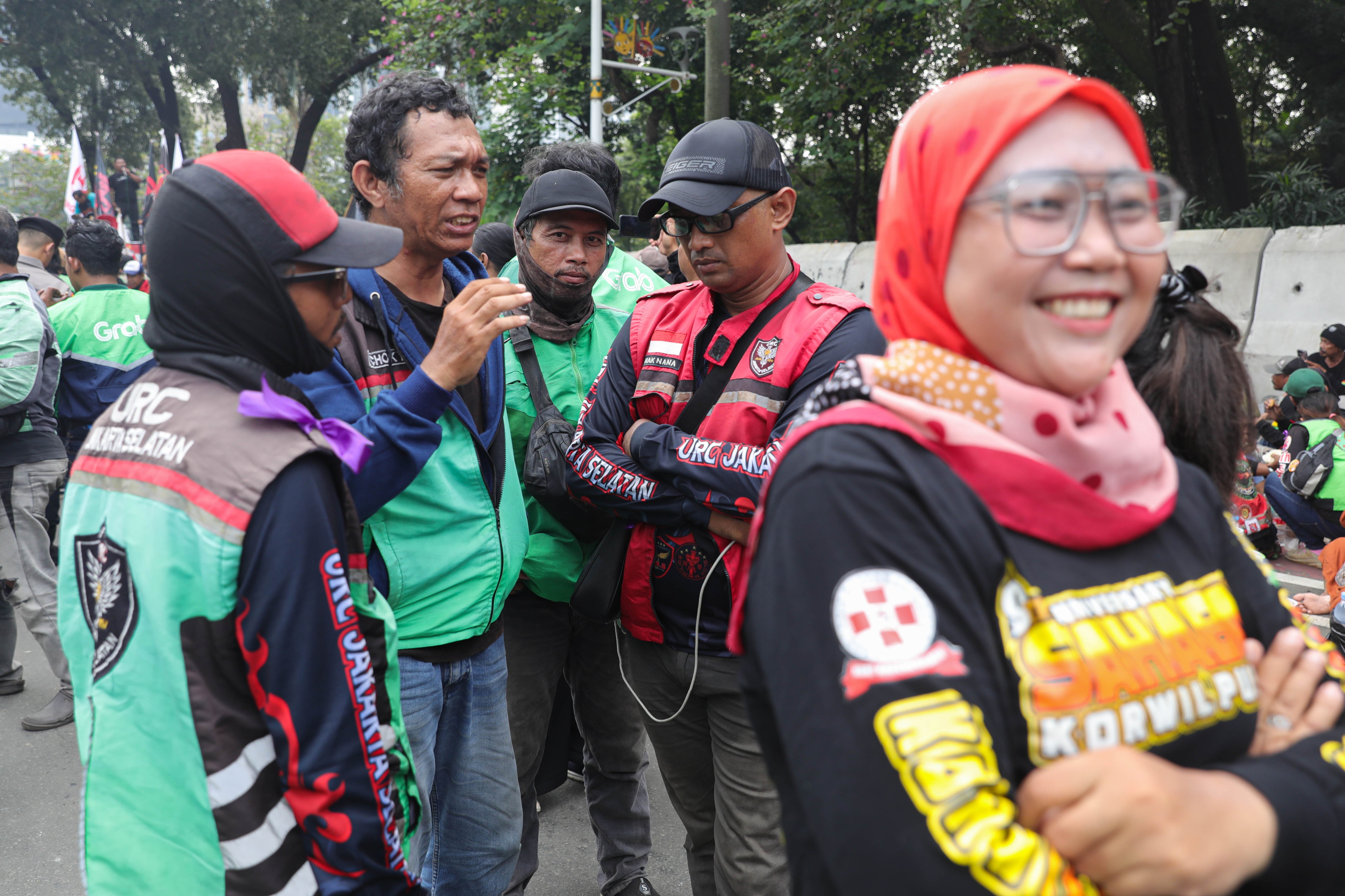 Sejumlah pengemudi ojek online (ojol) yang tergabung dalam Unit Reaksi Cepat (URC) Bergerak menggelar demonstrasi di kawasan Patung Kuda, Jakarta Pusat, Kamis (17/7/2025). Dalam aksinya tersebut mereka menyampaikan sejumlah tuntutan yakni menolak perubahan status ojol menjadi buruh atau pekerja dan wacana potongan aplikator dari 20% menjadi 10% serta mendesak Presiden Prabowo Subianto mengeluarkan Perppu yang mengatur tentang ojol.