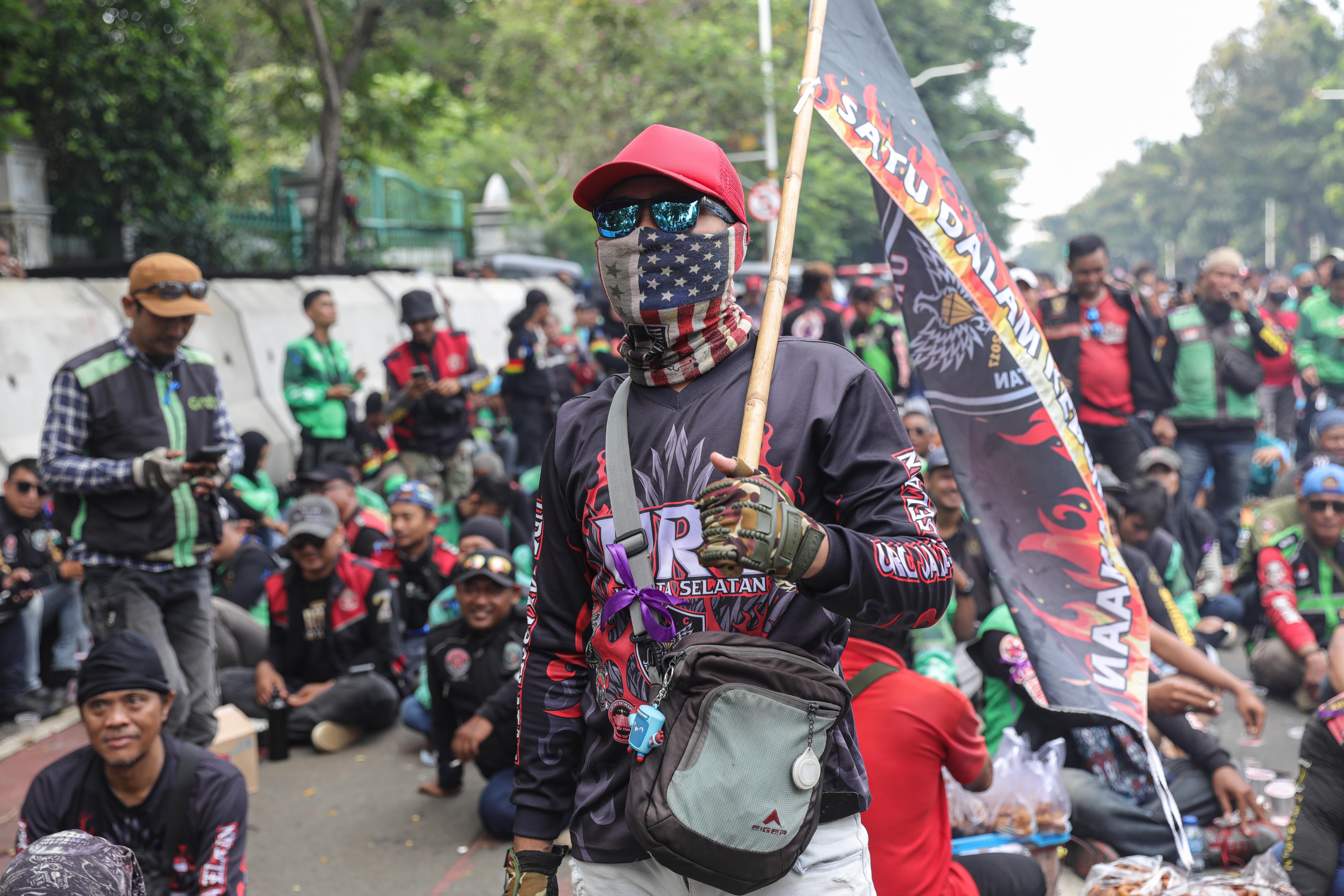 Sejumlah pengemudi ojek online (ojol) yang tergabung dalam Unit Reaksi Cepat (URC) Bergerak menggelar demonstrasi di kawasan Patung Kuda, Jakarta Pusat, Kamis (17/7/2025). Dalam aksinya tersebut mereka menyampaikan sejumlah tuntutan yakni menolak perubahan status ojol menjadi buruh atau pekerja dan wacana potongan aplikator dari 20% menjadi 10% serta mendesak Presiden Prabowo Subianto mengeluarkan Perppu yang mengatur tentang ojol.
