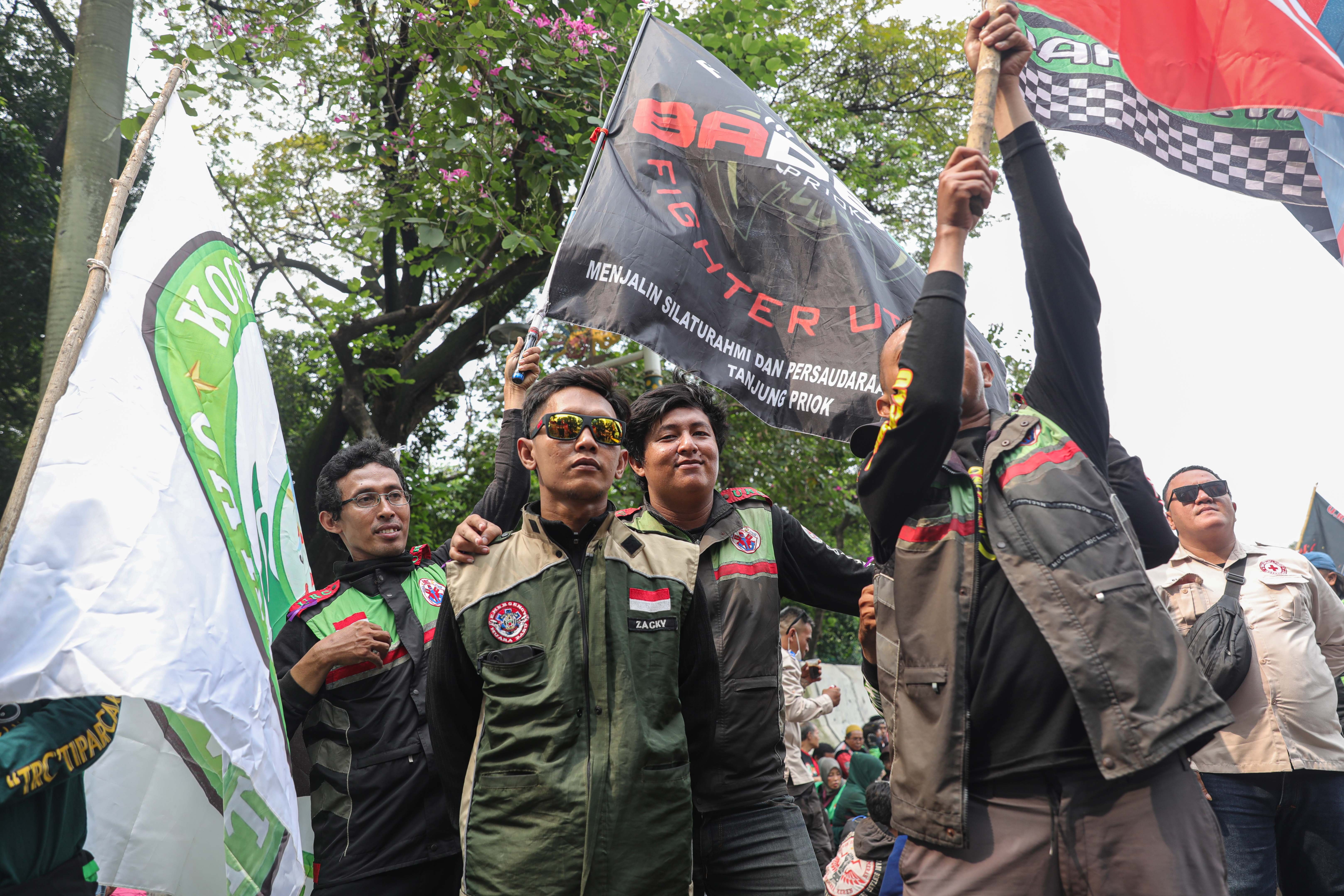Sejumlah pengemudi ojek online (ojol) yang tergabung dalam Unit Reaksi Cepat (URC) Bergerak menggelar demonstrasi di kawasan Patung Kuda, Jakarta Pusat, Kamis (17/7/2025). Dalam aksinya tersebut mereka menyampaikan sejumlah tuntutan yakni menolak perubahan status ojol menjadi buruh atau pekerja dan wacana potongan aplikator dari 20% menjadi 10% serta mendesak Presiden Prabowo Subianto mengeluarkan Perppu yang mengatur tentang ojol.