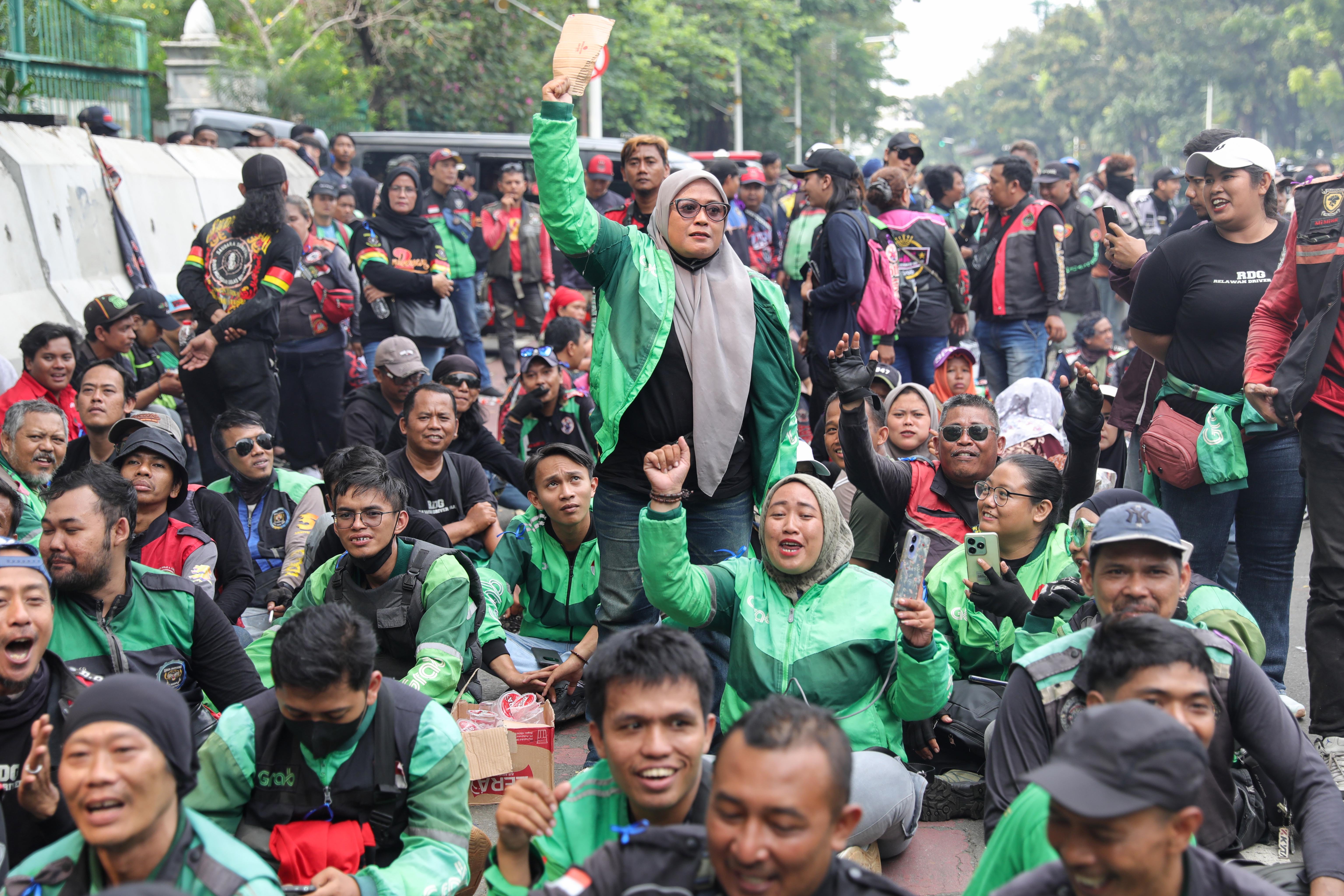 Sejumlah pengemudi ojek online (ojol) yang tergabung dalam Unit Reaksi Cepat (URC) Bergerak menggelar demonstrasi di kawasan Patung Kuda, Jakarta Pusat, Kamis (17/7/2025). Dalam aksinya tersebut mereka menyampaikan sejumlah tuntutan yakni menolak perubahan status ojol menjadi buruh atau pekerja dan wacana potongan aplikator dari 20% menjadi 10% serta mendesak Presiden Prabowo Subianto mengeluarkan Perppu yang mengatur tentang ojol.