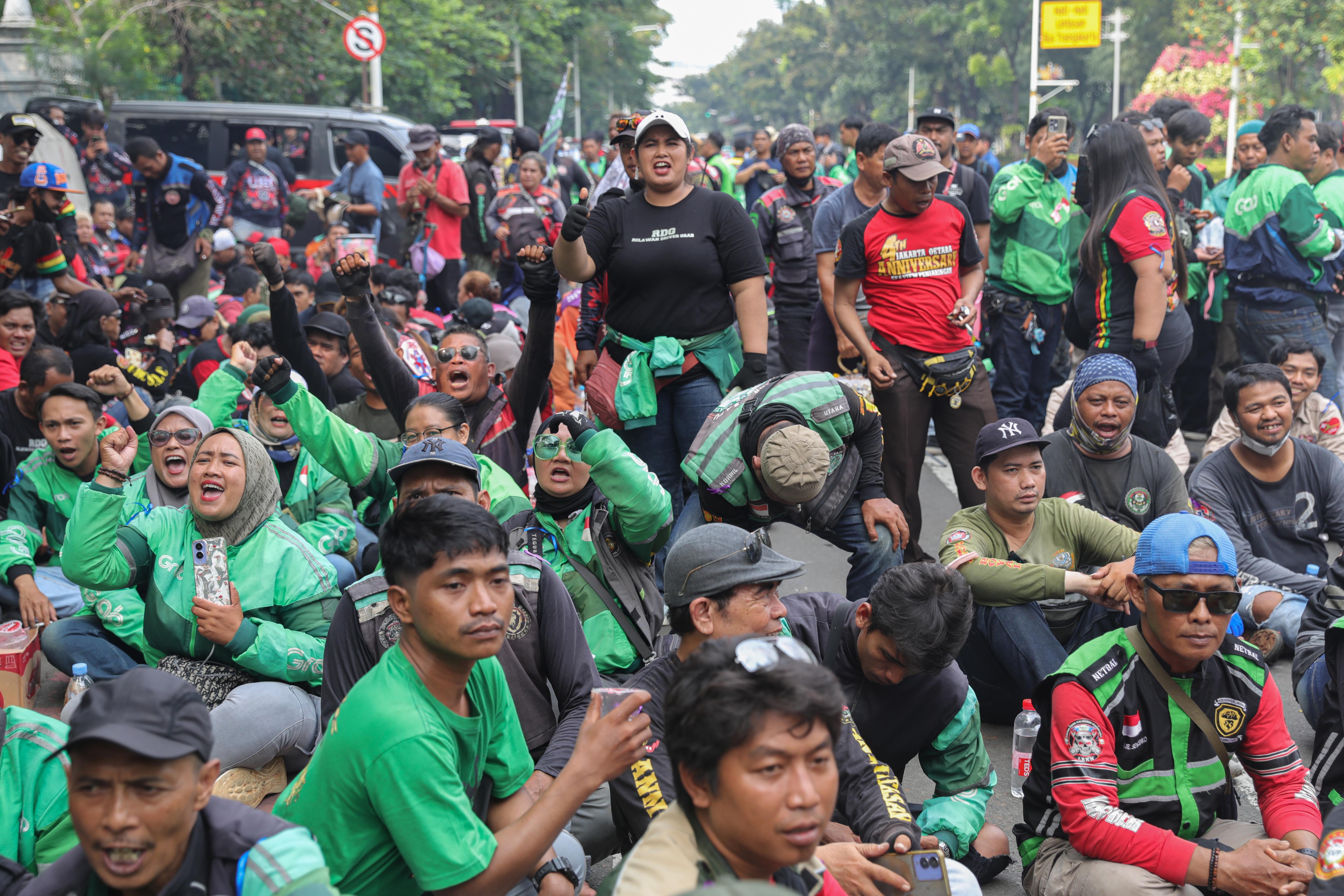 Sejumlah pengemudi ojek online (ojol) yang tergabung dalam Unit Reaksi Cepat (URC) Bergerak menggelar demonstrasi di kawasan Patung Kuda, Jakarta Pusat, Kamis (17/7/2025). Dalam aksinya tersebut mereka menyampaikan sejumlah tuntutan yakni menolak perubahan status ojol menjadi buruh atau pekerja dan wacana potongan aplikator dari 20% menjadi 10% serta mendesak Presiden Prabowo Subianto mengeluarkan Perppu yang mengatur tentang ojol.