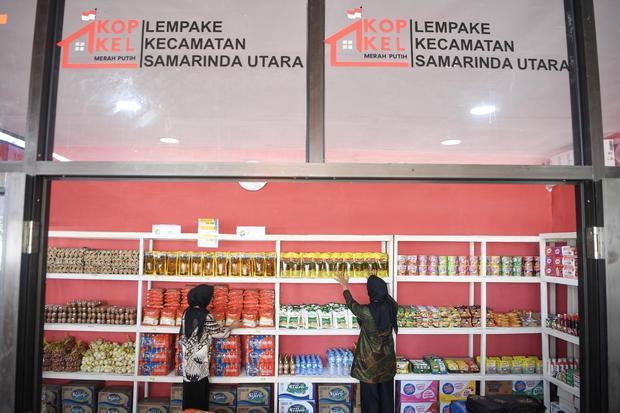 Petugas menata kemasan gula dan minyak goreng yang dijual di Koperasi Kelurahan Merah Putih di Lempake, Samarinda, Kalimantan Timur, Senin (21/7/2025). Pemerintah Provinsi Kalimantan Timur secara resmi meluncurkan 1.037 Koperasi Desa/Kelurahan Merah Putih yang merupakan bagian dari program nasional pembentukan sebanyak 80.000 Koperasi Merah Putih se-Indonesia.