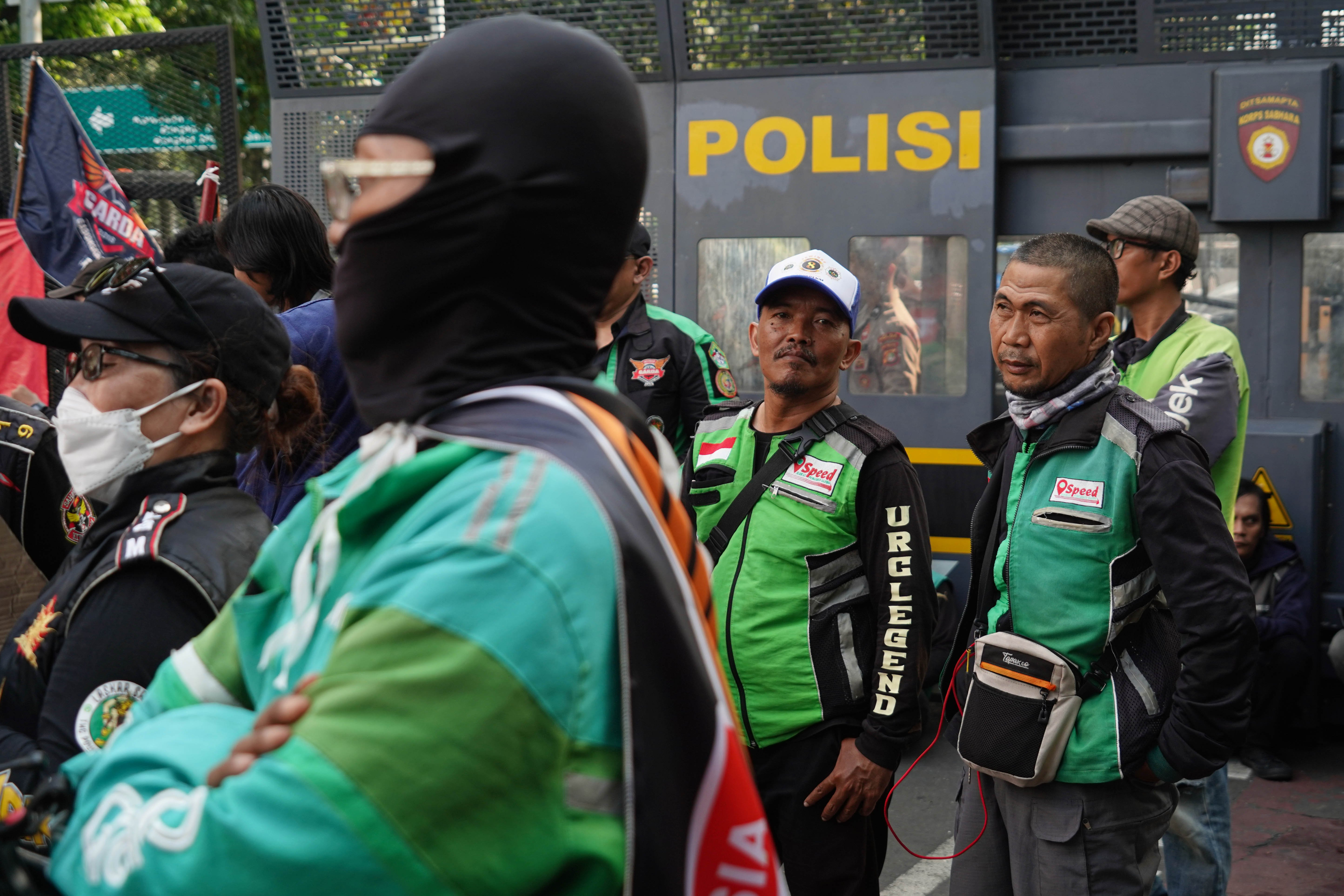 Pengemudi ojek online (ojol) yang tergabung dalam Gabungan Aksi Roda Dua (Garda) melakukan demonstrasi di Jalan Merdeka Selatan, Jakarta Pusat, Senin (21/7/2025). Aksi tersebut digelar untuk mendesak pemerintah dalam membuat UU Transportasi Online dan menurunkan potongan aplikator atas layanan pengantaran orang dari 20% menjadi 10% serta menghapus program aplikator seperti hemat, aceng dan slot.