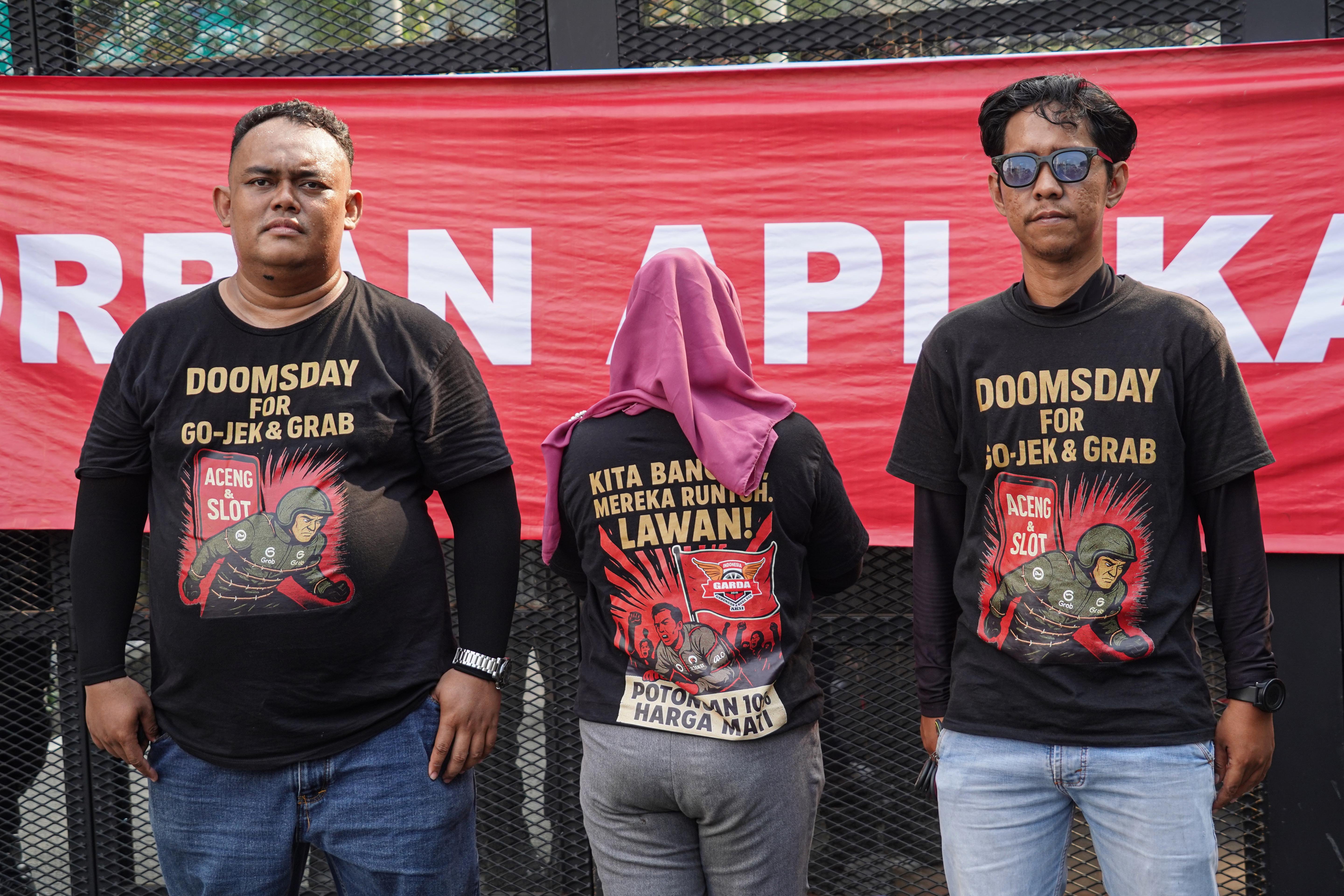 Pengemudi ojek online (ojol) yang tergabung dalam Gabungan Aksi Roda Dua (Garda) melakukan demonstrasi di Jalan Merdeka Selatan, Jakarta Pusat, Senin (21/7/2025). Aksi tersebut digelar untuk mendesak pemerintah dalam membuat UU Transportasi Online dan menurunkan potongan aplikator atas layanan pengantaran orang dari 20% menjadi 10% serta menghapus program aplikator seperti hemat, aceng dan slot.