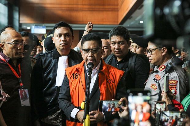 Terdakwa kasus dugaan suap pergantian antarwaktu (PAW) untuk anggota DPR Harun Masiku dan perintangan penyidikan Hasto Kristiyanto (tengah) menyampaikan keterangan saat tiba untuk menjalani sidang vonis di Pengadilan Tipikor, Jakarta, Jumat (25/7/2025). Sidang tersebut beragendakan pembacaan putusan terkait kasus dugaan suap pergantian antarwaktu (PAW) dan perintangan penyidikan untuk anggota DPR Harun Masiku.