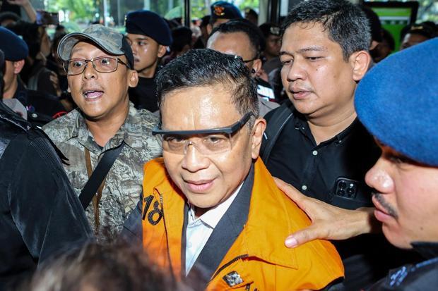 Terdakwa kasus dugaan suap pergantian antarwaktu (PAW) untuk anggota DPR Harun Masiku dan perintangan penyidikan Hasto Kristiyanto (tengah) tiba untuk menjalani sidang vonis di Pengadilan Tipikor, Jakarta, Jumat (25/7/2025). Sidang tersebut beragendakan pembacaan putusan terkait kasus dugaan suap pergantian antarwaktu (PAW) dan perintangan penyidikan untuk anggota DPR Harun Masiku.