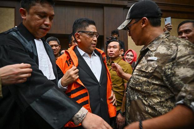 Terdakwa kasus dugaan suap pergantian antarwaktu (PAW) untuk anggota DPR Harun Masiku dan perintangan penyidikan, Hasto Kristiyanto (tengah) bersiap menjalani sidang vonis di Pengadilan Tipikor, Jakarta, Jumat (25/7/2025). Sidang tersebut beragendakan pembacaan putusan terkait kasus dugaan suap pergantian antarwaktu (PAW) dan perintangan penyidikan untuk anggota DPR Harun Masiku.