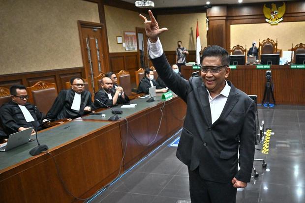 Terdakwa kasus dugaan suap pergantian antarwaktu (PAW) untuk anggota DPR Harun Masiku dan perintangan penyidikan, Hasto Kristiyanto (kanan) mengangkat tangannya sebelum menjalani sidang vonis di Pengadilan Tipikor, Jakarta, Jumat (25/7/2025). Sidang tersebut beragendakan pembacaan putusan terkait kasus dugaan suap pergantian antarwaktu (PAW) dan perintangan penyidikan untuk anggota DPR Harun Masiku.