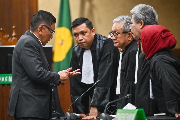 Terdakwa kasus dugaan suap pergantian antarwaktu (PAW) untuk anggota DPR Harun Masiku dan perintangan penyidikan, Hasto Kristiyanto (kiri) berdiskusi dengan kuasa hukumnya usai menjalani sidang vonis di Pengadilan Tipikor, Jakarta, Jumat (25/7/2025). Majelis hakim menjatuhkan vonis 3 tahun 6 bulan serta denda Rp250 juta subsider pidana kurungan selama 3 bulan terhadap Hasto karena dinilai terbukti bersalah terkait pengurusan pergantian antarwaktu anggota DPR periode 2019-2024 untuk Harun Masiku.
