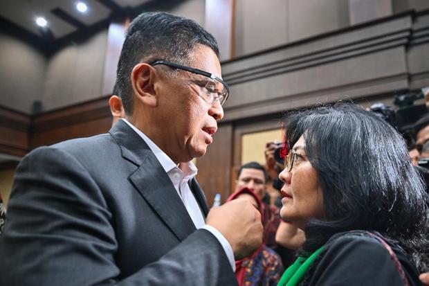 Terdakwa kasus dugaan suap pergantian antarwaktu (PAW) untuk anggota DPR Harun Masiku dan perintangan penyidikan, Hasto Kristiyanto (kiri) bersama istrinya, Maria Stefani Ekowati (kanan) usai menjalani sidang vonis di Pengadilan Tipikor, Jakarta, Jumat (25/7/2025). Majelis hakim menjatuhkan vonis 3 tahun 6 bulan dan denda Rp250 juta subsider pidana kurungan selama 3 bulan terhadap Hasto karena dinilai terbukti bersalah terkait pengurusan pergantian antarwaktu anggota DPR periode 2019-2024 untuk Harun Masiku