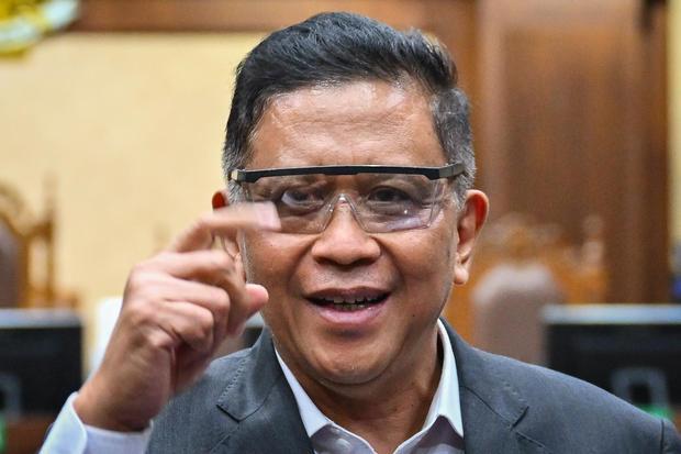 Terdakwa kasus dugaan suap pergantian antarwaktu (PAW) untuk anggota DPR Harun Masiku dan perintangan penyidikan, Hasto Kristiyanto menyampaikan tanggapannya usai menjalani sidang vonis di Pengadilan Tipikor, Jakarta, Jumat (25/7/2025). Majelis hakim menjatuhkan vonis 3 tahun 6 bulan serta denda Rp250 juta subsider pidana kurungan selama 3 bulan terhadap Hasto karena dinilai terbukti bersalah terkait pengurusan pergantian antarwaktu anggota DPR periode 2019-2024 untuk Harun Masiku.