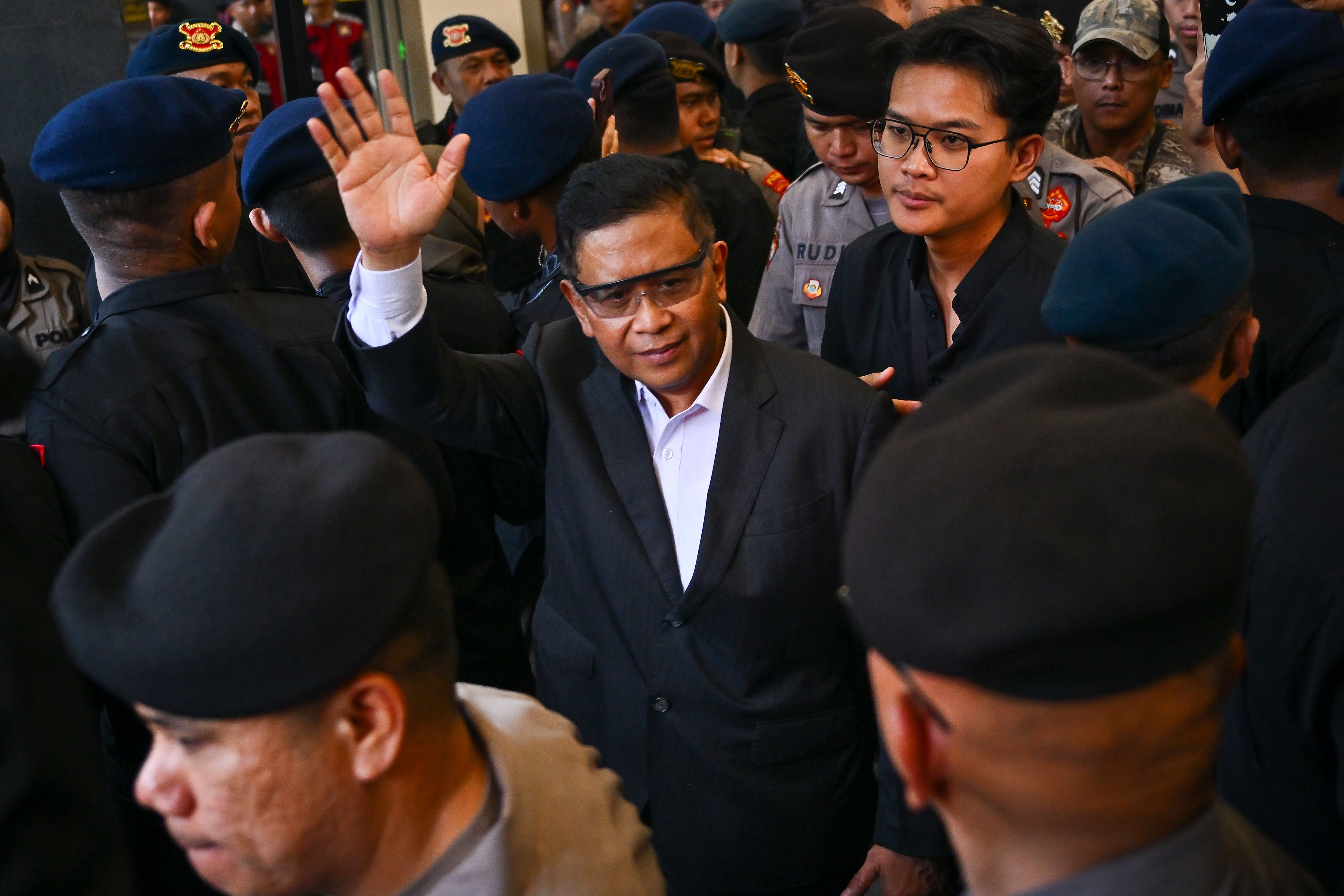 Terdakwa kasus dugaan suap pergantian antarwaktu (PAW) untuk anggota DPR Harun Masiku dan perintangan penyidikan, Hasto Kristiyanto (tengah) melambaikan tangan usai menjalani sidang vonis di Pengadilan Tipikor, Jakarta, Jumat (25/7/2025). Majelis hakim menjatuhkan vonis 3 tahun 6 bulan serta denda Rp250 juta subsider pidana kurungan selama 3 bulan terhadap Hasto Kristiyanto karena dinilai terbukti bersalah terkait pengurusan pergantian antarwaktu anggota DPR periode 2019-2024 untuk Harun Masiku.