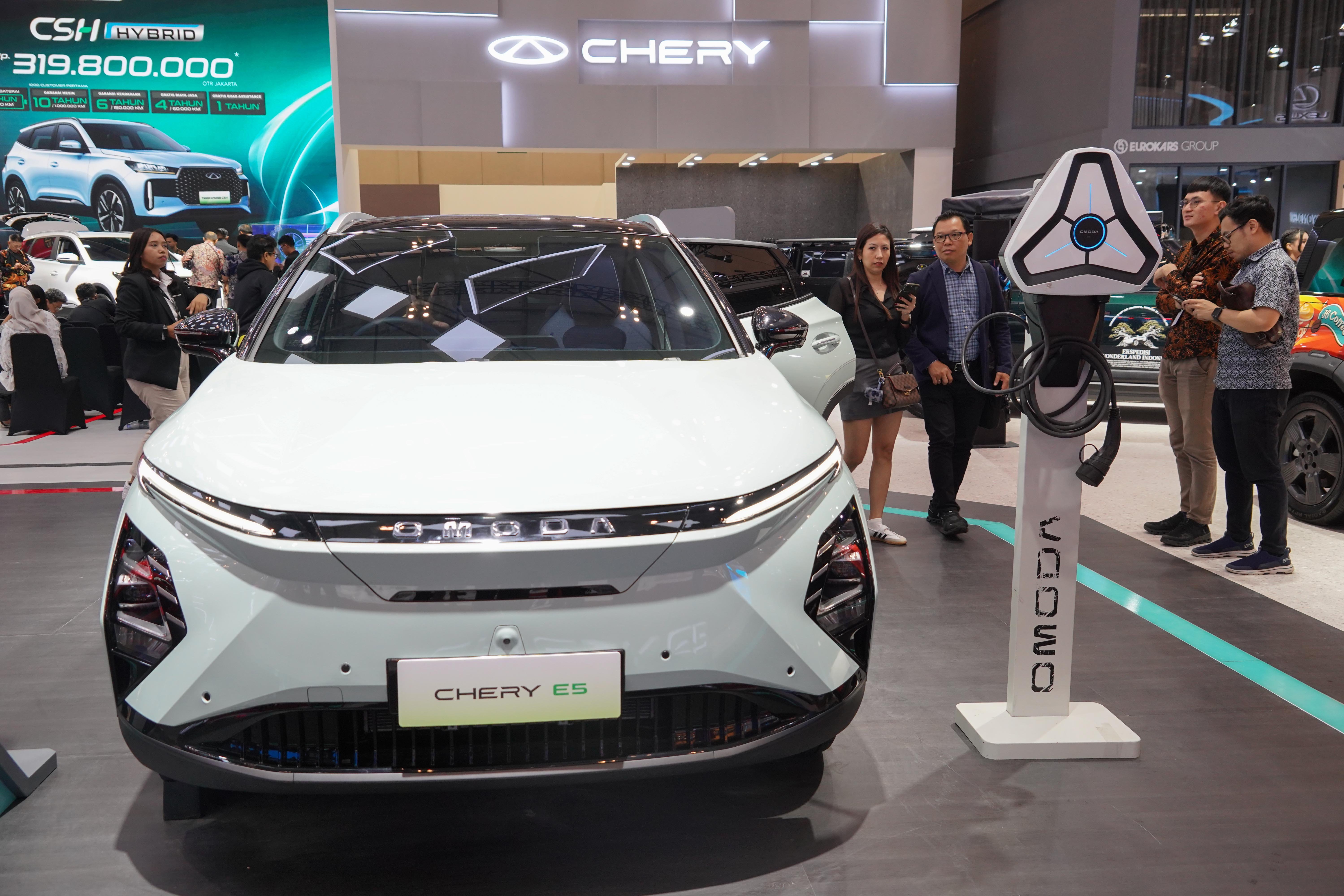 Pengunjung melihat mobil Chery E5 yang dipamerkan di Gaikindo Indonesia International Auto Show (GIIAS) 2025 di Indonesia Convention Exhibition (ICE), BSD City, Kabupaten Tangerang, Rabu (23/7/2025). Pameran yang mengusung tema \