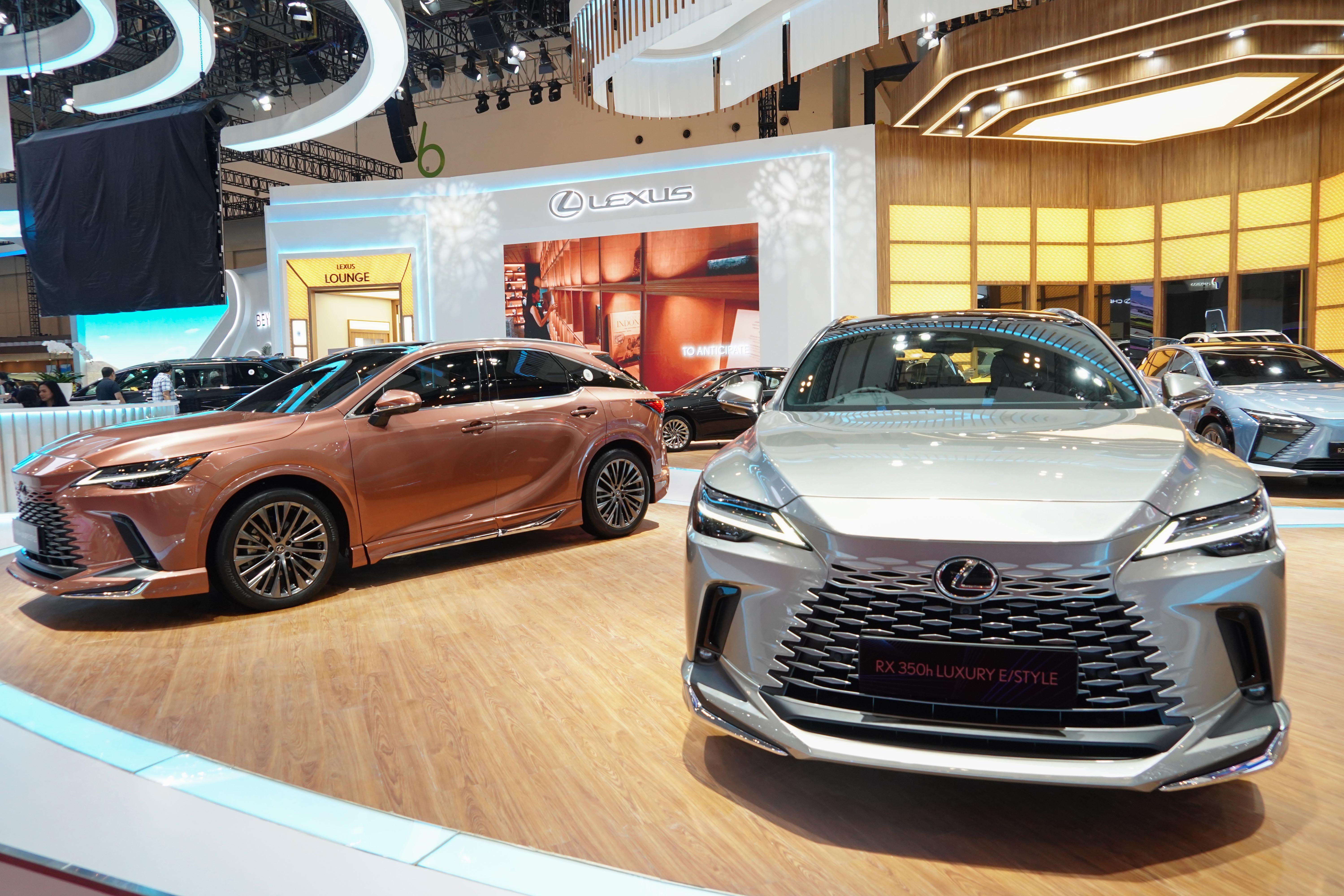 Mobil Lexus RX 350h Luxury yang dipamerkan di Gaikindo Indonesia International Auto Show (GIIAS) 2025 di Indonesia Convention Exhibition (ICE), BSD City, Kabupaten Tangerang, Rabu (23/7/2025). Pameran yang mengusung tema \