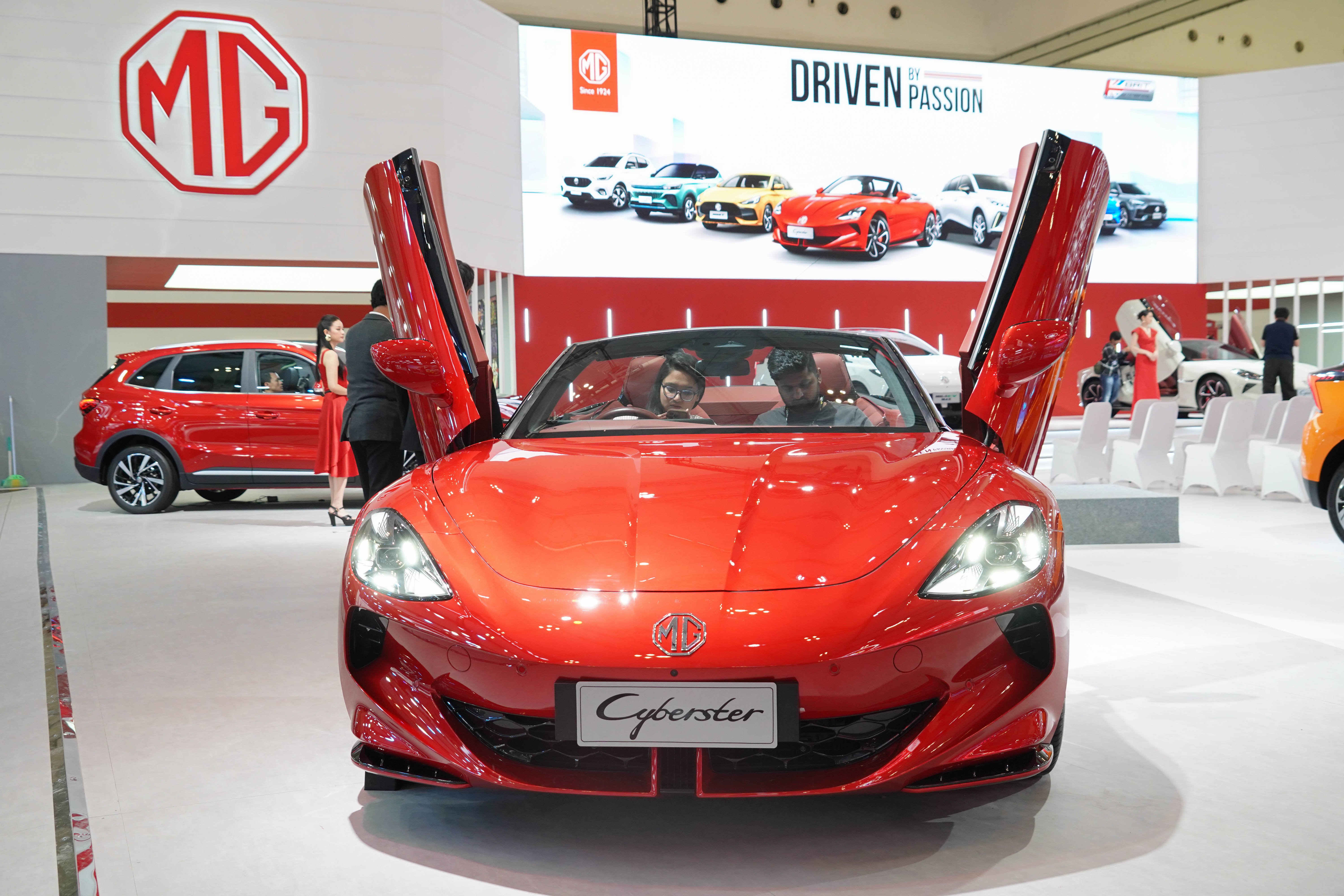 Pengunjung menjajal mobil MG Cyberster yang dipamerkan di Gaikindo Indonesia International Auto Show (GIIAS) 2025 di Indonesia Convention Exhibition (ICE), BSD City, Kabupaten Tangerang, Rabu (23/7/2025). Pameran yang mengusung tema \