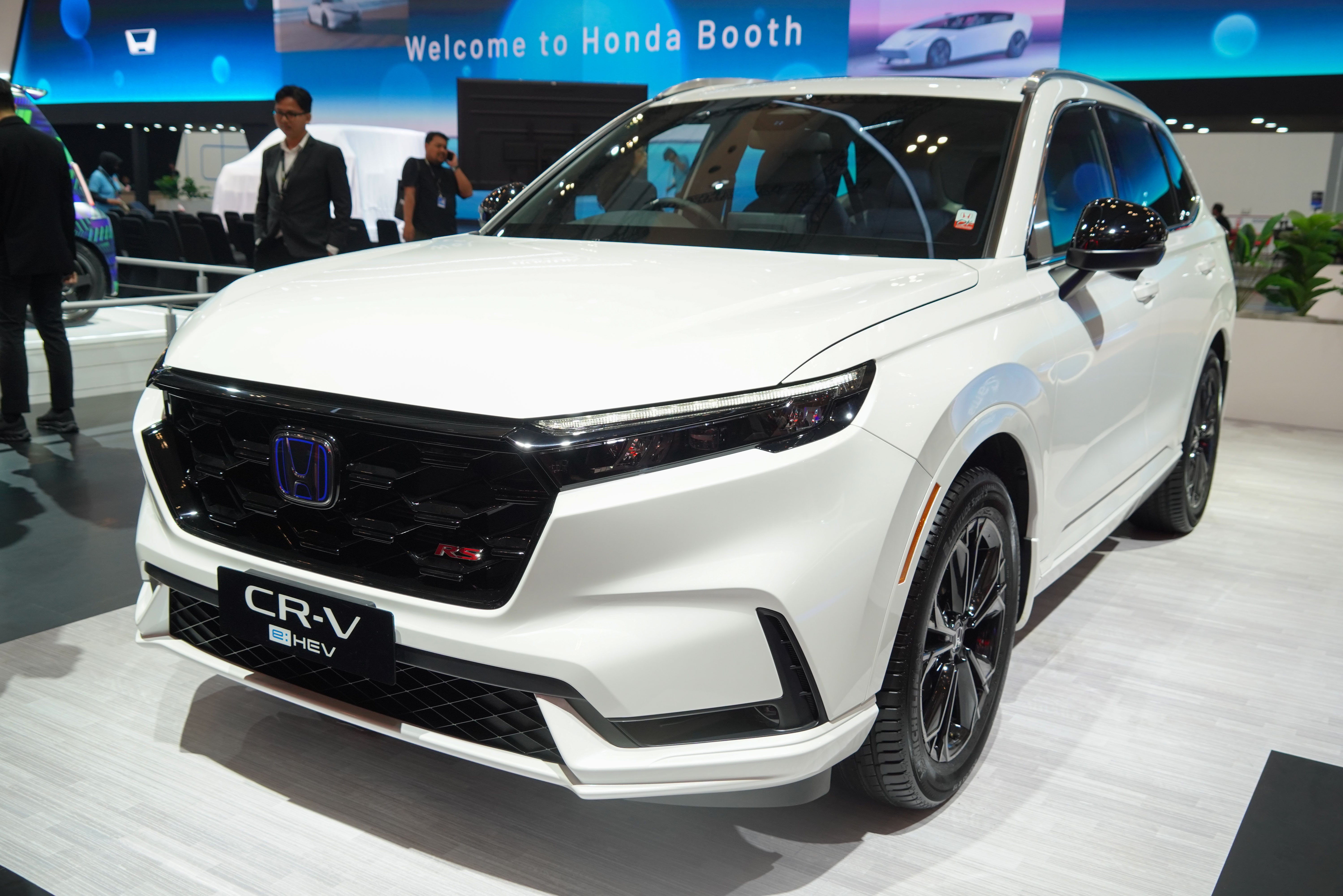 Pengunjung melihat mobil Honda CR-V e:HEV yang dipamerkan di Gaikindo Indonesia International Auto Show (GIIAS) 2025 di Indonesia Convention Exhibition (ICE), BSD City, Kabupaten Tangerang, Rabu (23/7/2025). Pameran yang mengusung tema \