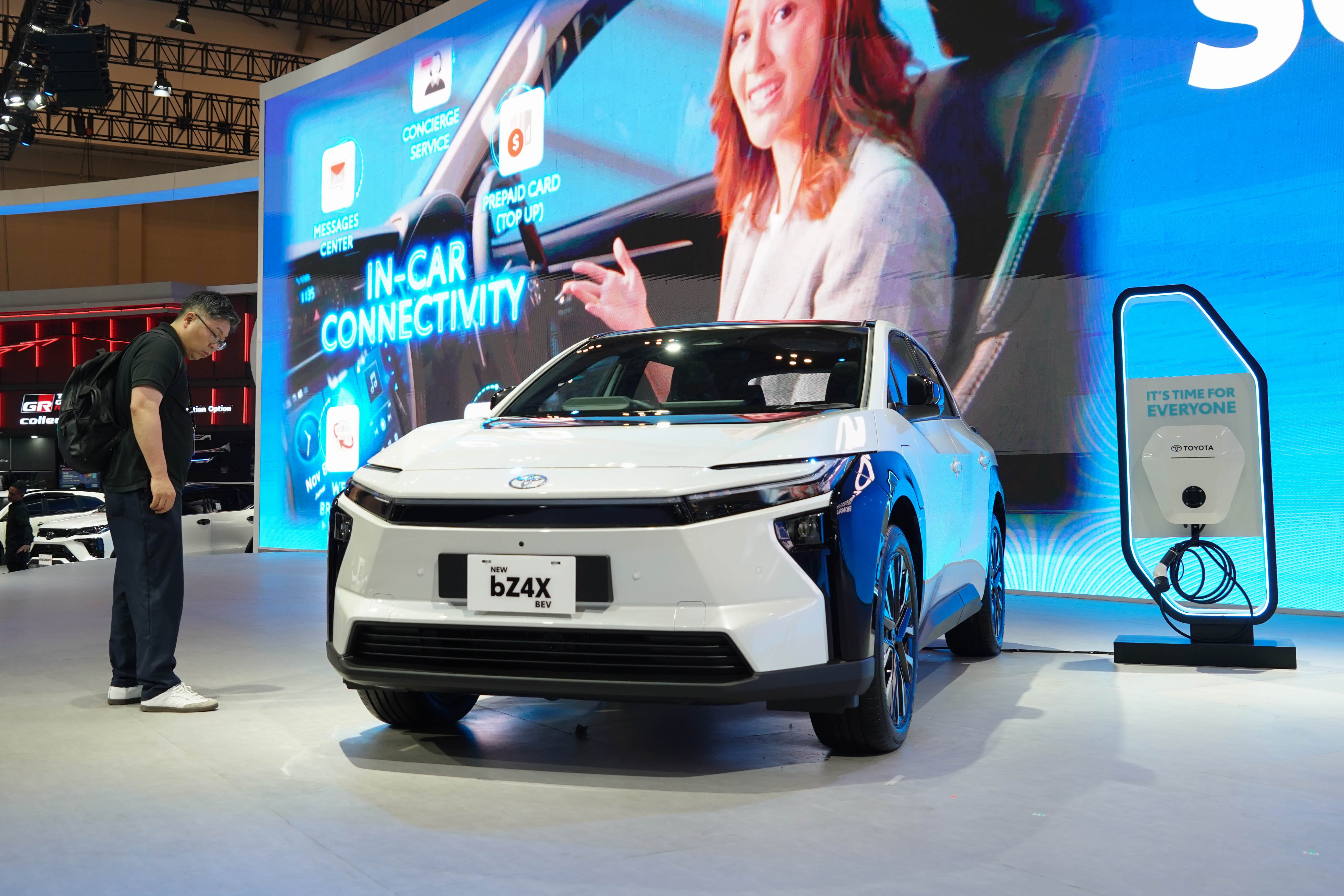 Pengunjung melihat mobil Toyota bZ4X BEV yang dipamerkan di Gaikindo Indonesia International Auto Show (GIIAS) 2025 di Indonesia Convention Exhibition (ICE), BSD City, Kabupaten Tangerang, Rabu (23/7/2025). Pameran yang mengusung tema \