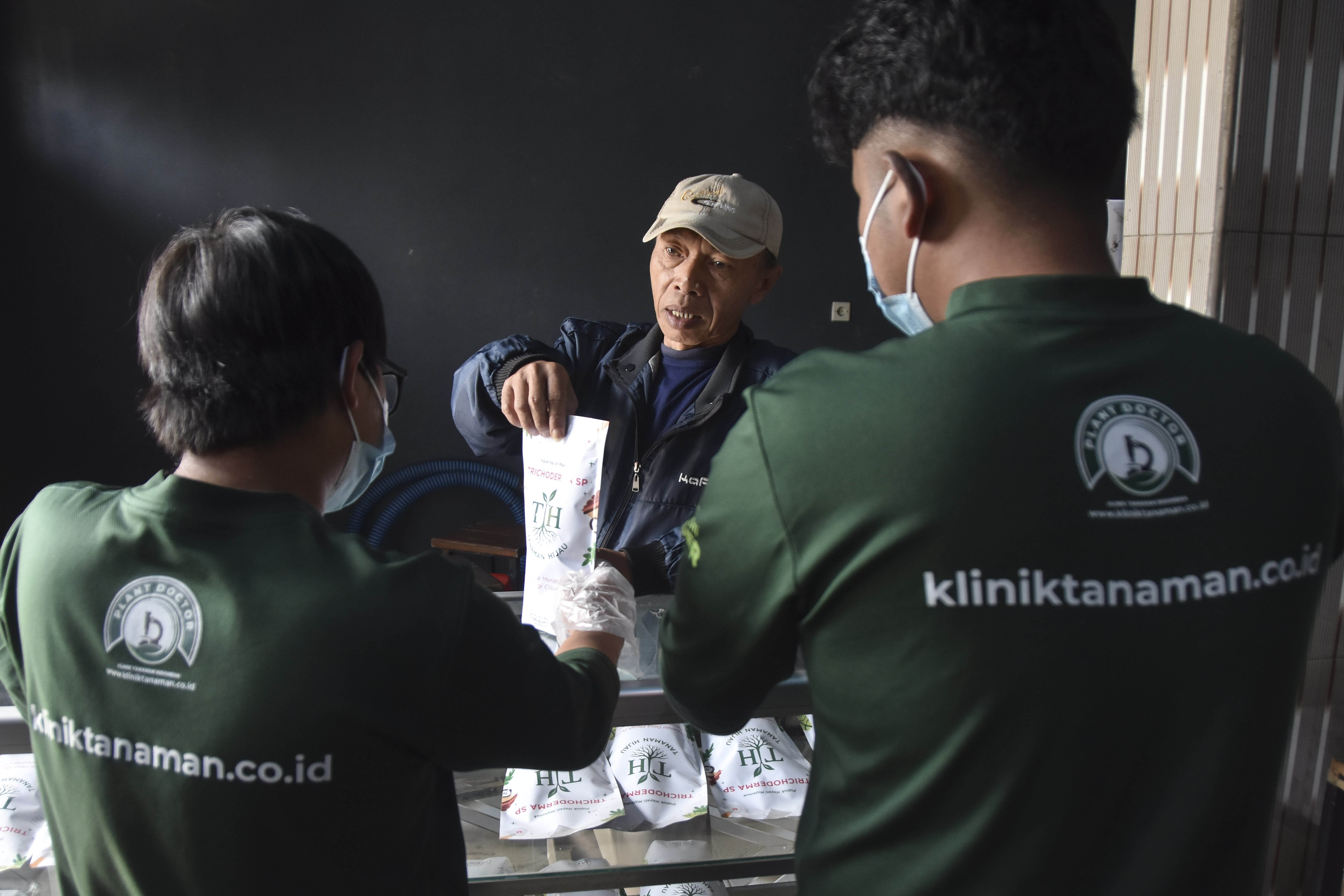 Pekerja klinik tanaman melayani petani anggota Koperasi Merah Putih saat membeli pupuk hayati majemuk atau trichoderma sp di Klinik Pertanian, Desa Karamatwangi, Kecamatan Cisurupan, Kabupaten Garut, Jawa Barat.