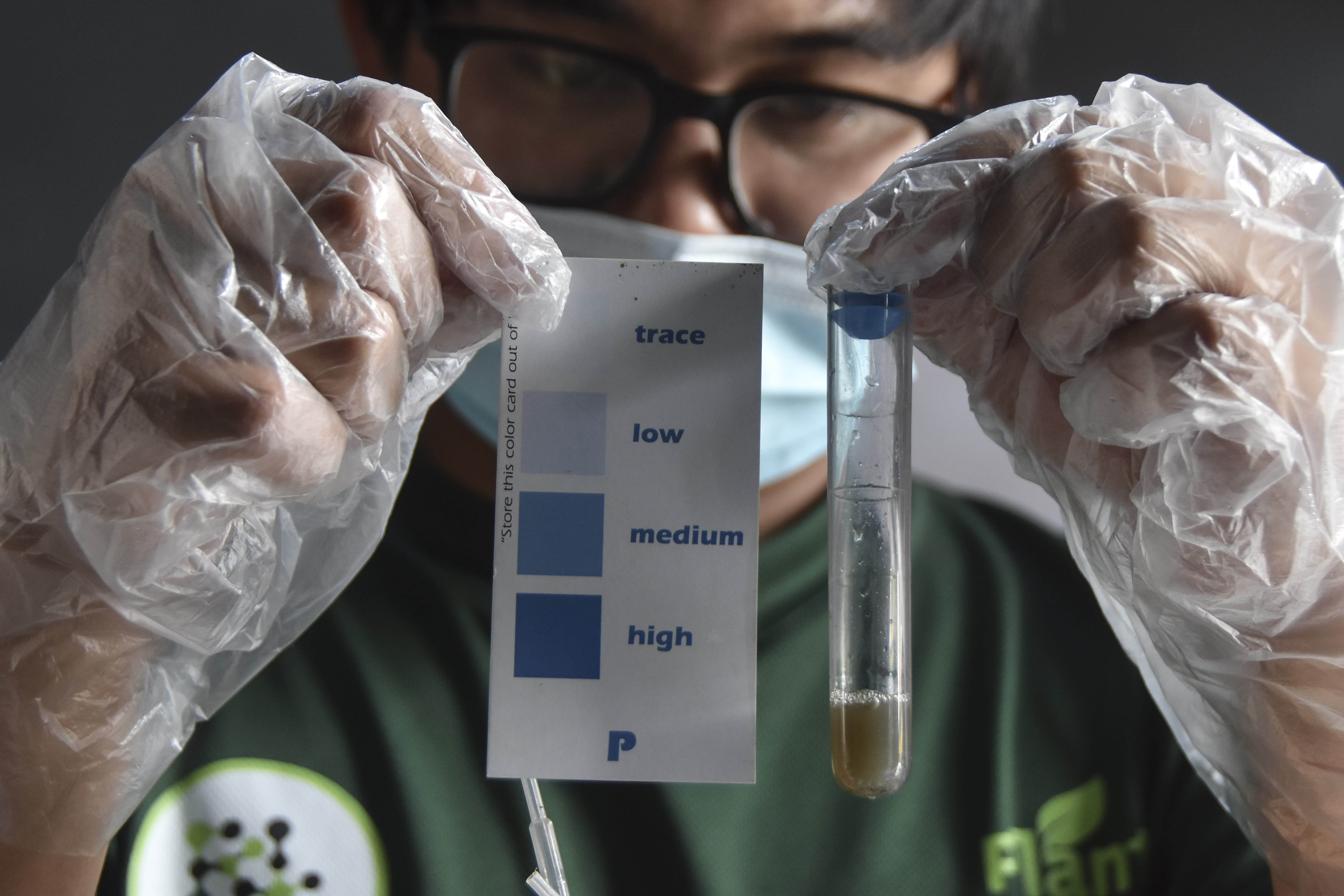 Pekerja klinik tanaman melakukan uji sampel pH air milik petani anggota Koperasi Merah Putih di klinik pertanian, Desa Karamatwangi, Kecamatan Cisurupan, Kabupaten Garut, Jawa Barat.