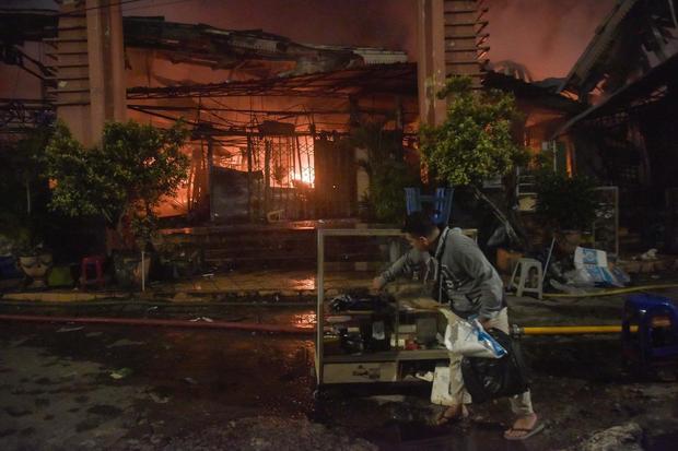 Pedagang menyelamatkan barang dagangan pada kebakaran di Pasar Taman Puring, Kebayoran Baru, Jakarta Selatan, Senin (28/7/2025). Menurut Sudin Gulkarmat kebakaran terjadi pada pukul 18.02 WIB dan sebanyak enam unit mobil damkar dikerahkan untuk memadamkan api yang penyebabnya masih dalam penyelidikan.