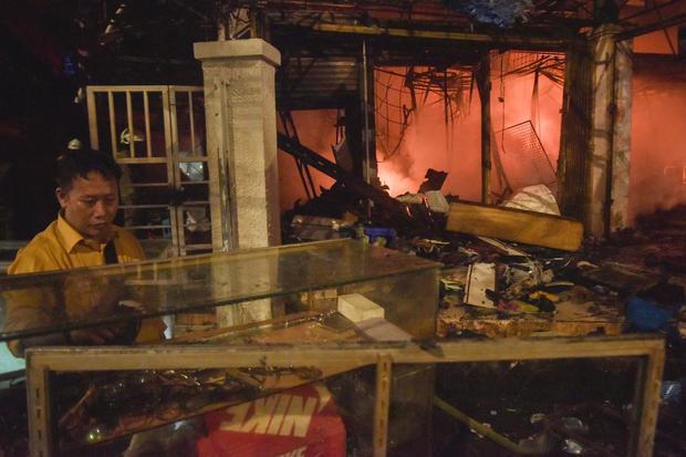 Pedagang menyelamatkan barang dagangan pada kebakaran di Pasar Taman Puring, Kebayoran Baru, Jakarta Selatan, Senin (28/7/2025). Menurut Sudin Gulkarmat kebakaran terjadi pada pukul 18.02 WIB dan sebanyak enam unit mobil damkar dikerahkan untuk memadamkan api yang penyebabnya masih dalam penyelidikan.