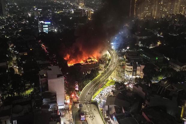 Foto udara kebakaran di Pasar Taman Puring, Kebayoran Baru, Jakarta Selatan, Senin (28/7/2025). Menurut Sudin Gulkarmat kebakaran terjadi pada pukul 18.02 WIB dan sebanyak enam unit mobil damkar dikerahkan untuk memadamkan api yang penyebabnya masih dalam penyelidikan.