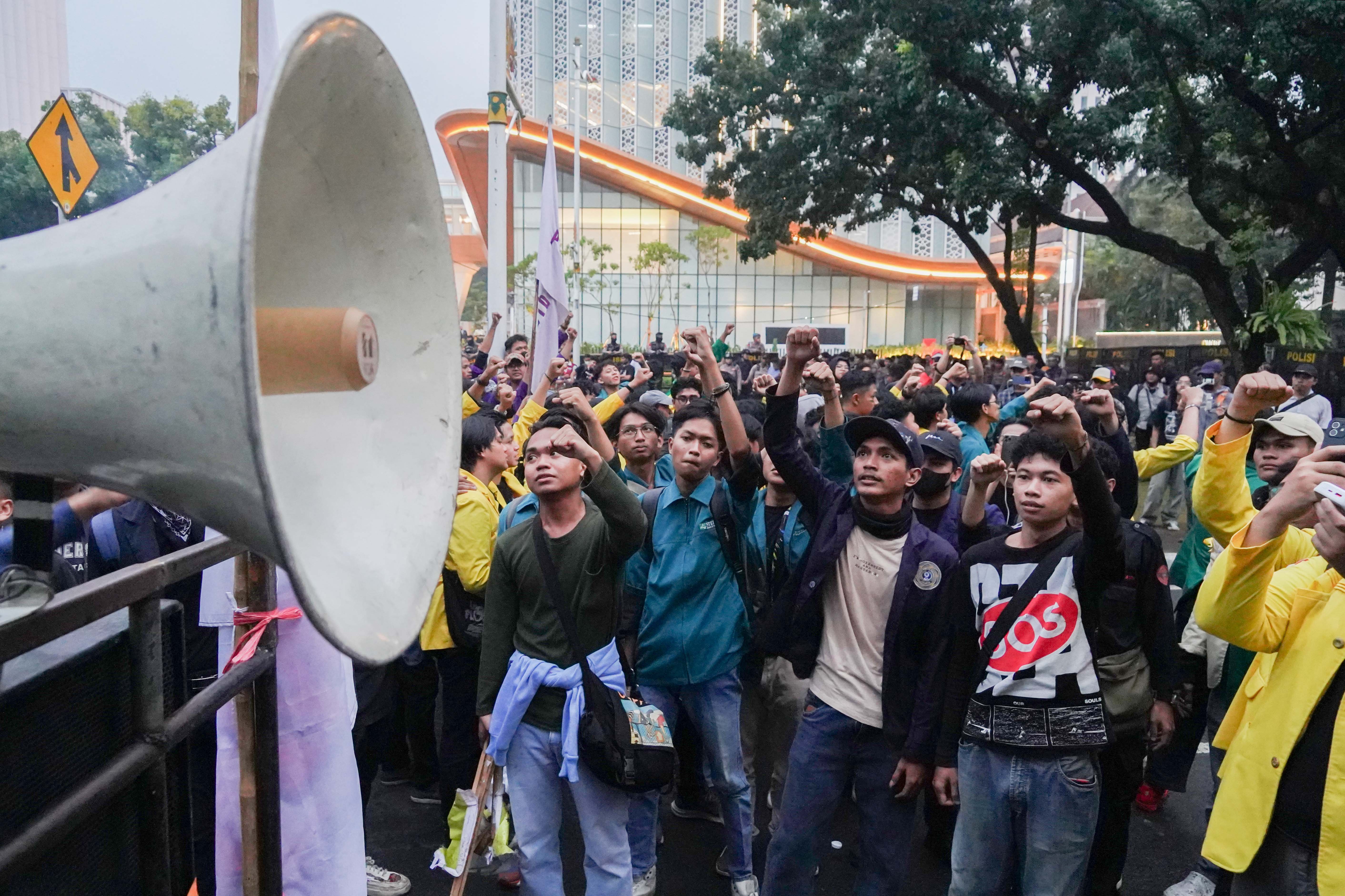 Mahasiswa yang tergabung dalam Badan Eksekutif Mahasiswa Seluruh Indonesia (BEM SI) menggelar aksi unjuk rasa di Jalan Merdeka Selatan, Monas, Jakarta Pusat, Senin (28/7/2025). Aksi bertajuk Indonesia (C)emas tersebut menuntut sejumlah hal yang diantaranya yakni penolakan upaya pengaburan sejarah, pencabutan UU TNI hingga mendesak pemerintah untuk mengesahkan RUU Perampasan Aset. 
