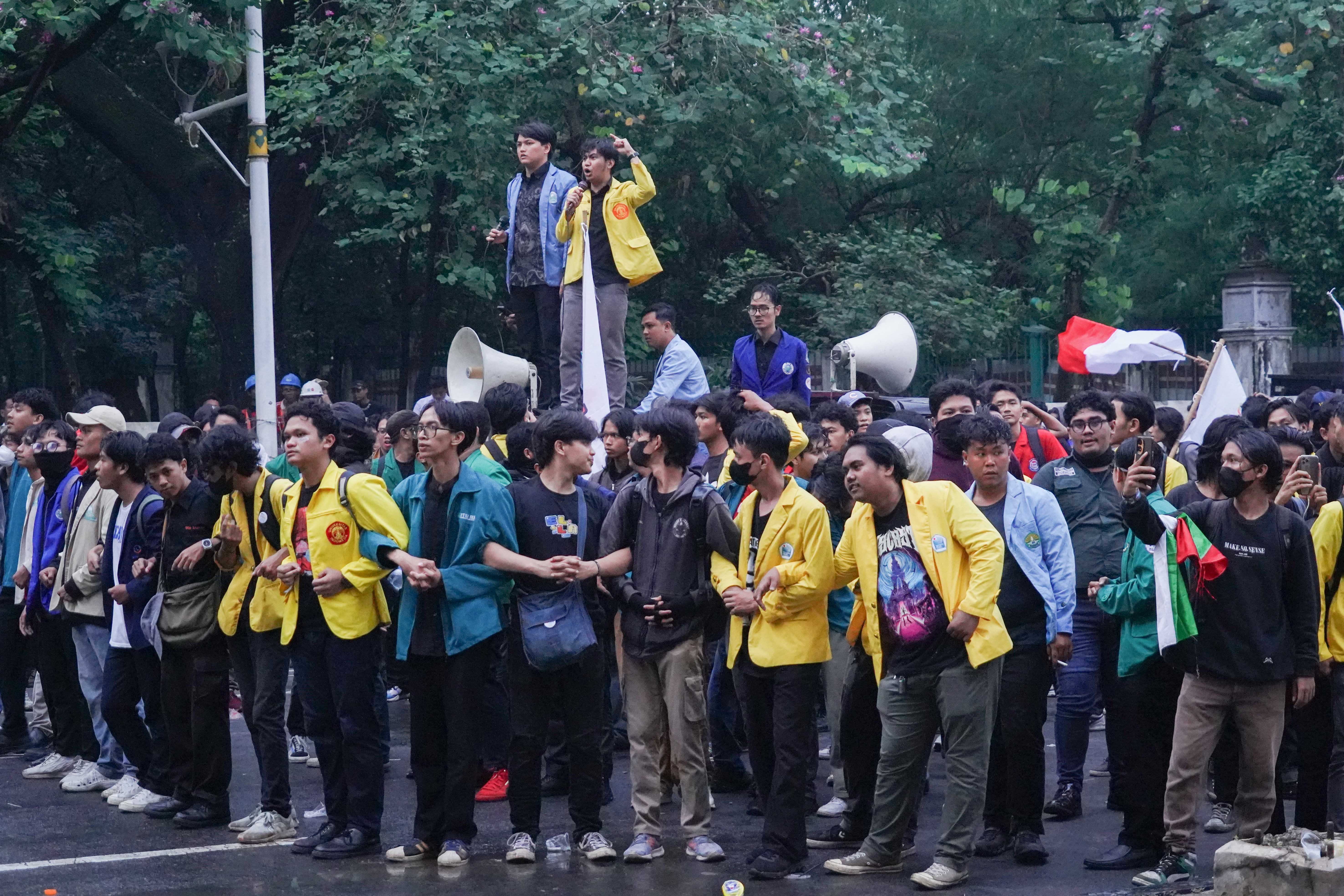 Mahasiswa yang tergabung dalam Badan Eksekutif Mahasiswa Seluruh Indonesia (BEM SI) menggelar aksi unjuk rasa di Jalan Merdeka Selatan, Monas, Jakarta Pusat, Senin (28/7/2025). Aksi bertajuk Indonesia (C)emas tersebut menuntut sejumlah hal yang diantaranya yakni penolakan upaya pengaburan sejarah, pencabutan UU TNI hingga mendesak pemerintah untuk mengesahkan RUU Perampasan Aset. 