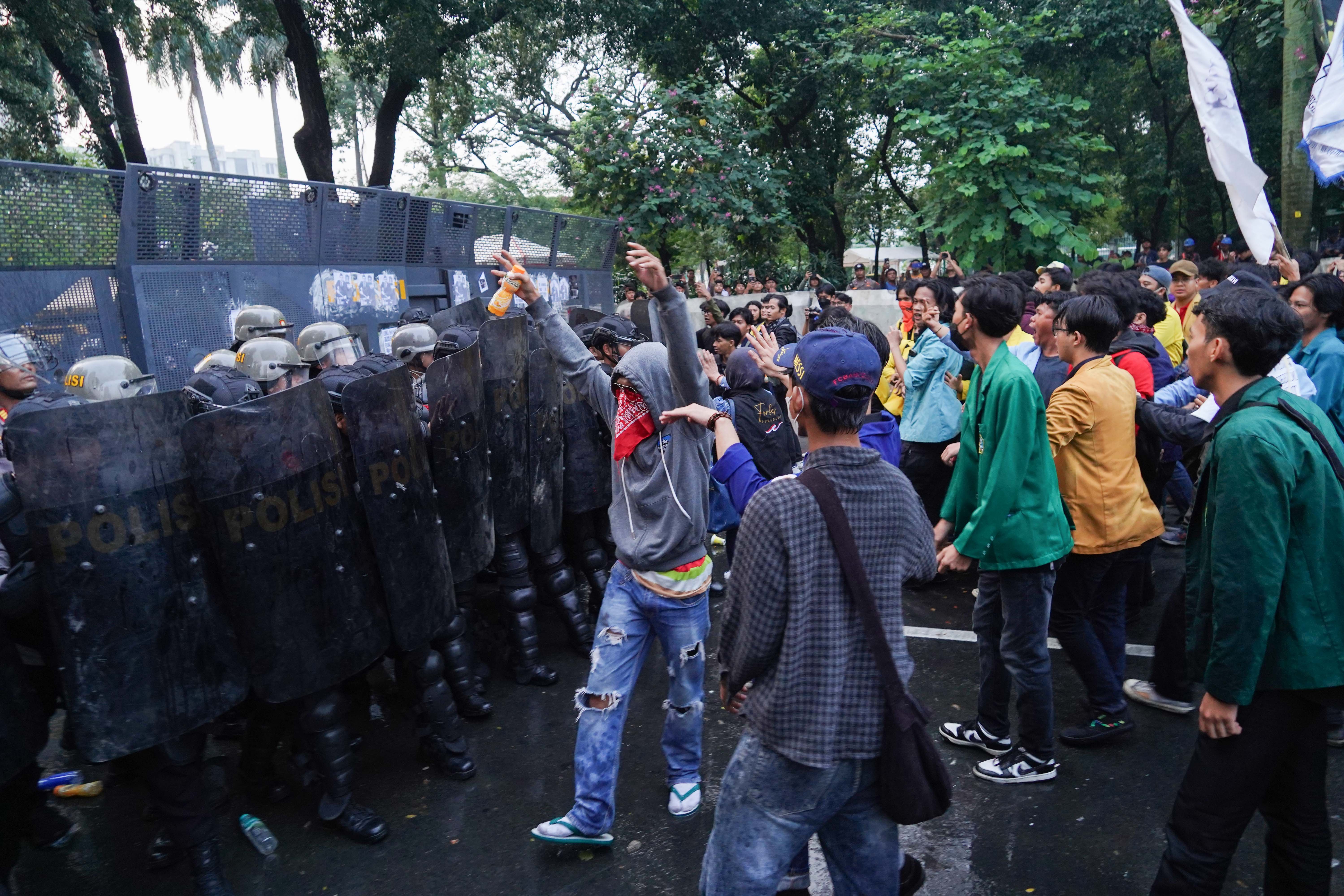 Mahasiswa yang tergabung dalam Badan Eksekutif Mahasiswa Seluruh Indonesia (BEM SI) menggelar aksi unjuk rasa di Jalan Merdeka Selatan, Monas, Jakarta Pusat, Senin (28/7/2025). Aksi bertajuk Indonesia (C)emas tersebut menuntut sejumlah hal yang diantaranya yakni penolakan upaya pengaburan sejarah, pencabutan UU TNI hingga mendesak pemerintah untuk mengesahkan RUU Perampasan Aset. 