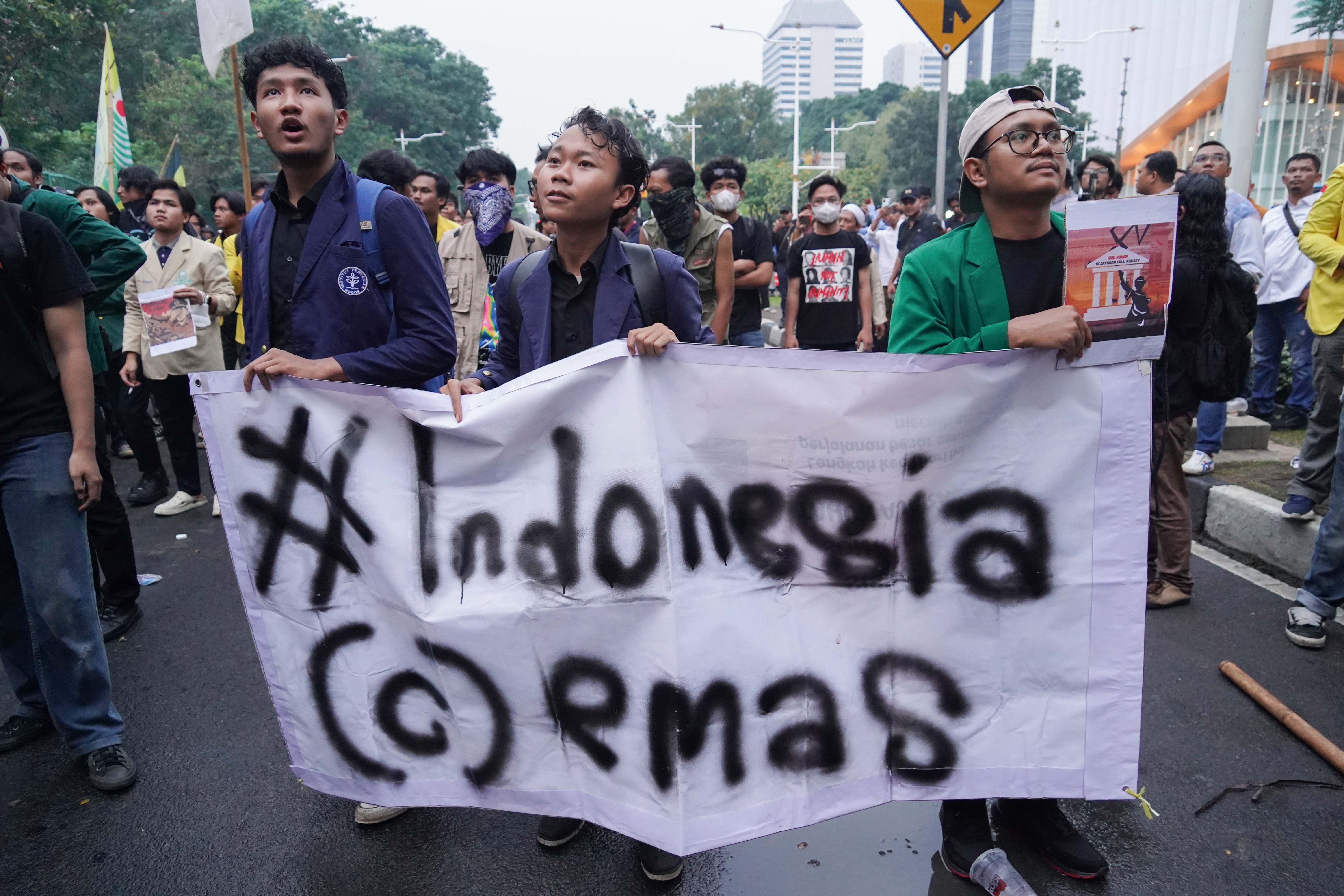 Mahasiswa yang tergabung dalam Badan Eksekutif Mahasiswa Seluruh Indonesia (BEM SI) menggelar aksi unjuk rasa di Jalan Merdeka Selatan, Monas, Jakarta Pusat, Senin (28/7/2025). Aksi bertajuk Indonesia (C)emas tersebut menuntut sejumlah hal yang diantaranya yakni penolakan upaya pengaburan sejarah, pencabutan UU TNI hingga mendesak pemerintah untuk mengesahkan RUU Perampasan Aset. 