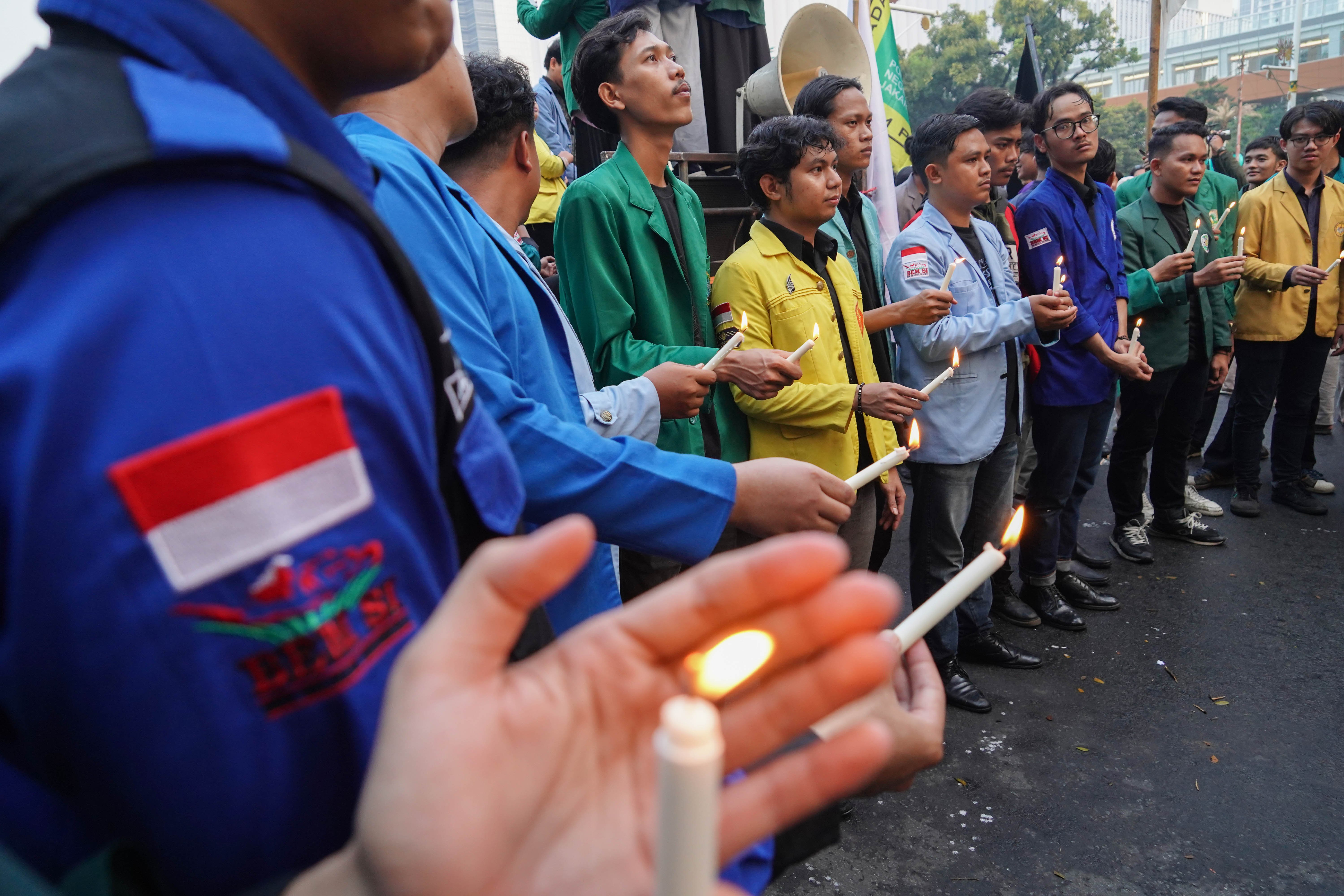 Mahasiswa yang tergabung dalam Badan Eksekutif Mahasiswa Seluruh Indonesia (BEM SI) menggelar aksi unjuk rasa di Jalan Merdeka Selatan, Monas, Jakarta Pusat, Senin (28/7/2025). Aksi bertajuk Indonesia (C)emas tersebut menuntut sejumlah hal yang diantaranya yakni penolakan upaya pengaburan sejarah, pencabutan UU TNI hingga mendesak pemerintah untuk mengesahkan RUU Perampasan Aset. 