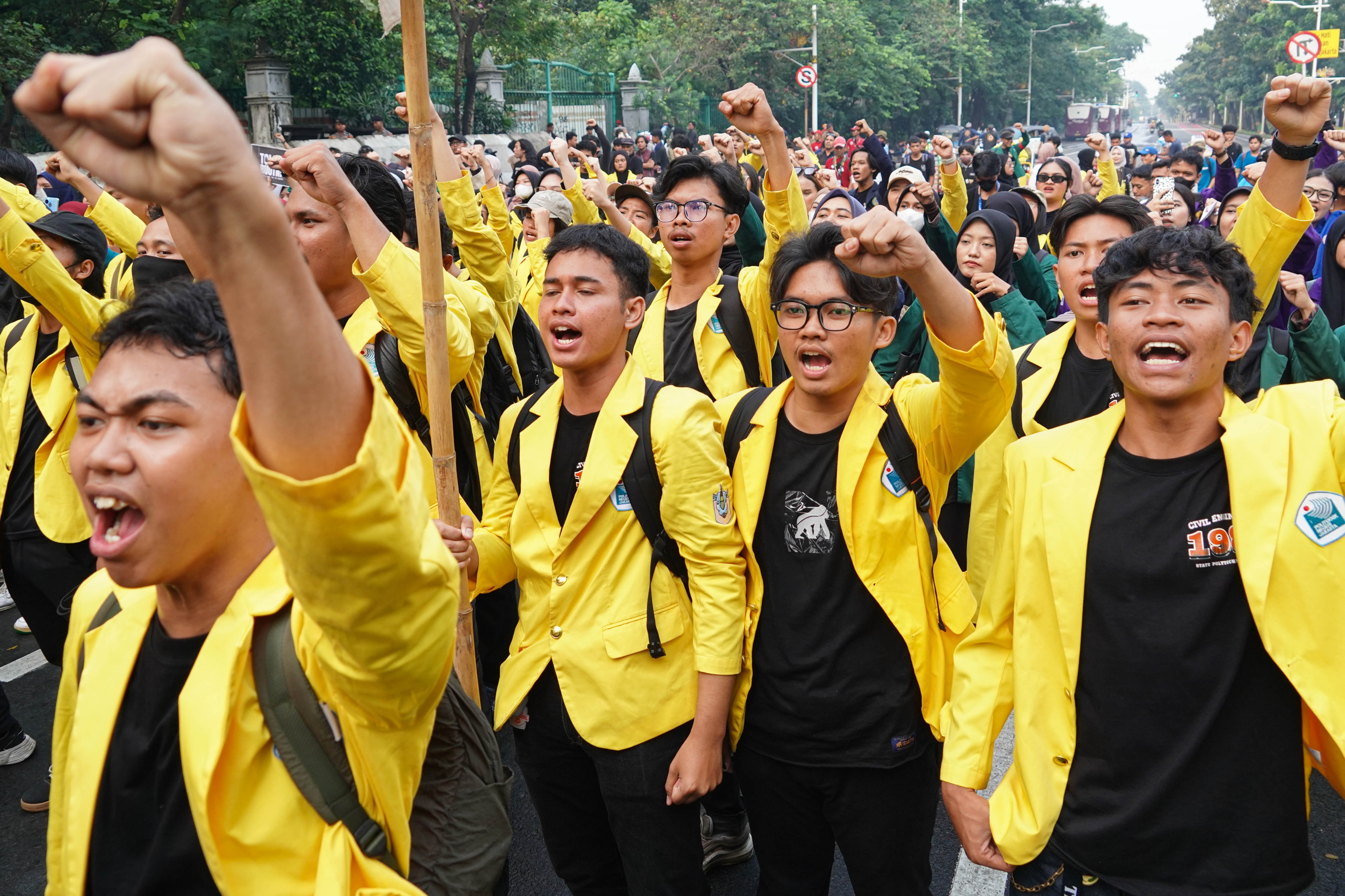 Mahasiswa yang tergabung dalam Badan Eksekutif Mahasiswa Seluruh Indonesia (BEM SI) menggelar aksi unjuk rasa di Jalan Merdeka Selatan, Monas, Jakarta Pusat, Senin (28/7/2025). Aksi bertajuk Indonesia (C)emas tersebut menuntut sejumlah hal yang diantaranya yakni penolakan upaya pengaburan sejarah, pencabutan UU TNI hingga mendesak pemerintah untuk mengesahkan RUU Perampasan Aset. 