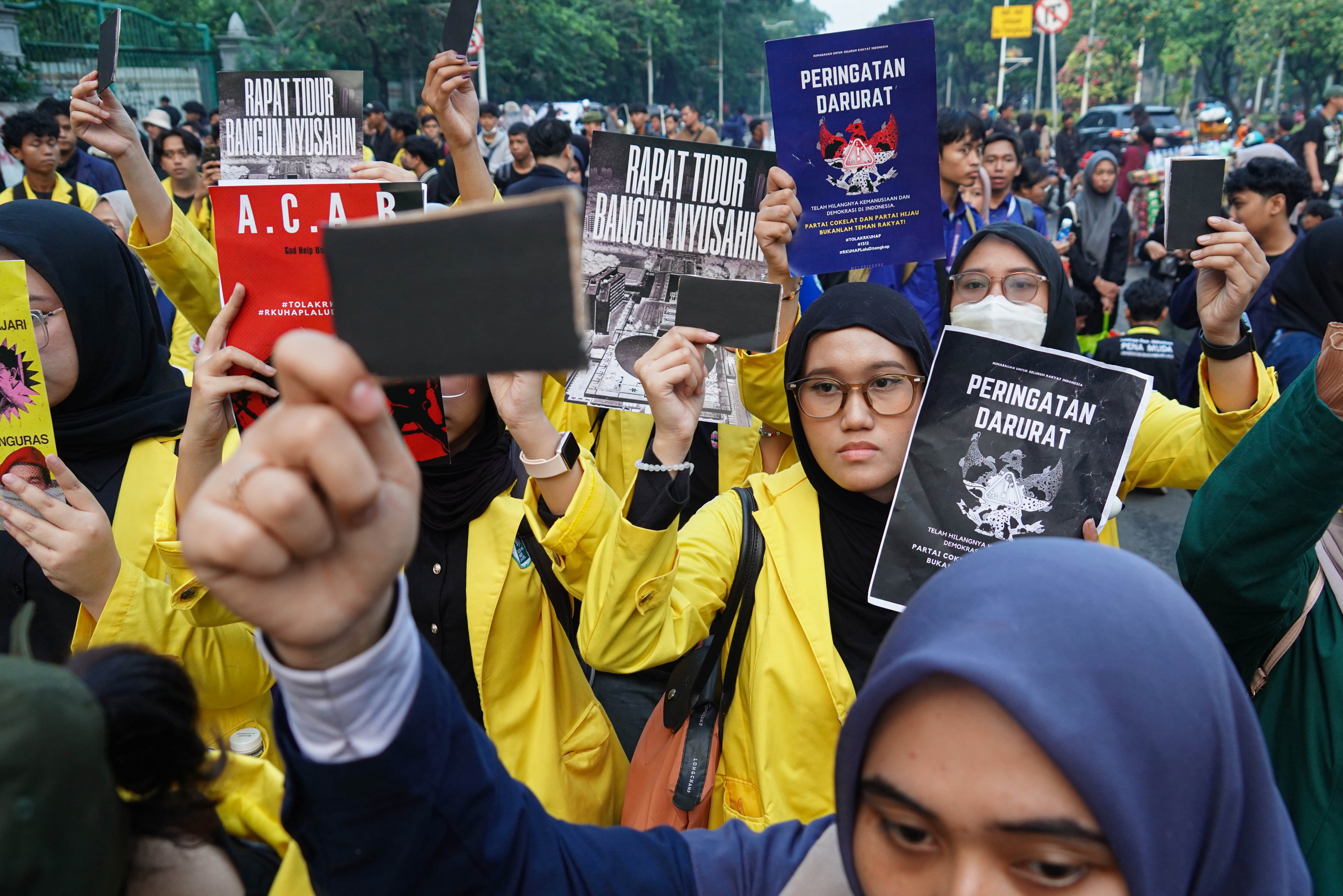 Mahasiswa yang tergabung dalam Badan Eksekutif Mahasiswa Seluruh Indonesia (BEM SI) menggelar aksi unjuk rasa di Jalan Merdeka Selatan, Monas, Jakarta Pusat, Senin (28/7/2025). Aksi bertajuk Indonesia (C)emas tersebut menuntut sejumlah hal yang diantaranya yakni penolakan upaya pengaburan sejarah, pencabutan UU TNI hingga mendesak pemerintah untuk mengesahkan RUU Perampasan Aset. 