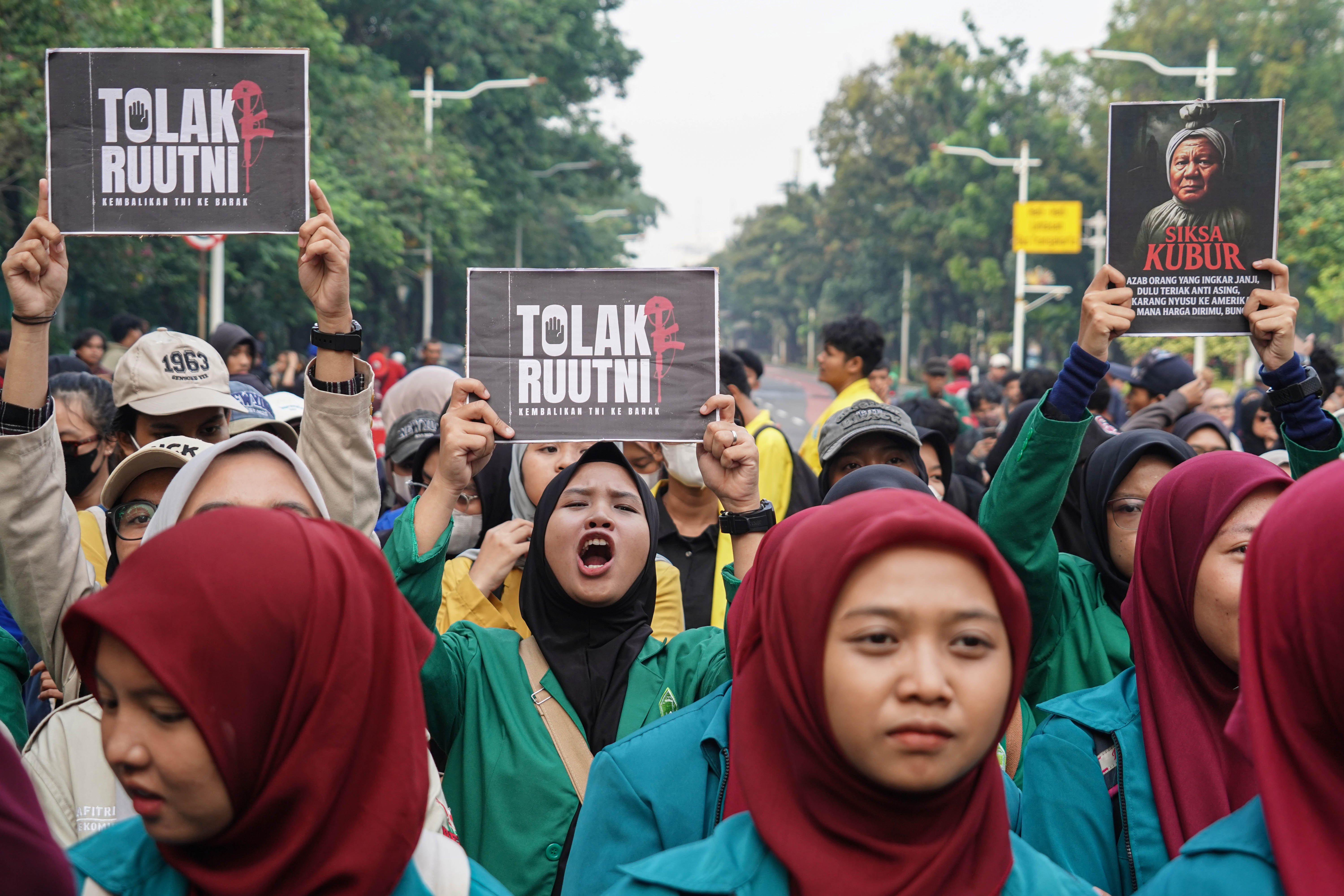Mahasiswa yang tergabung dalam Badan Eksekutif Mahasiswa Seluruh Indonesia (BEM SI) menggelar aksi unjuk rasa di Jalan Merdeka Selatan, Monas, Jakarta Pusat, Senin (28/7/2025). Aksi bertajuk Indonesia (C)emas tersebut menuntut sejumlah hal yang diantaranya yakni penolakan upaya pengaburan sejarah, pencabutan UU TNI hingga mendesak pemerintah untuk mengesahkan RUU Perampasan Aset. 