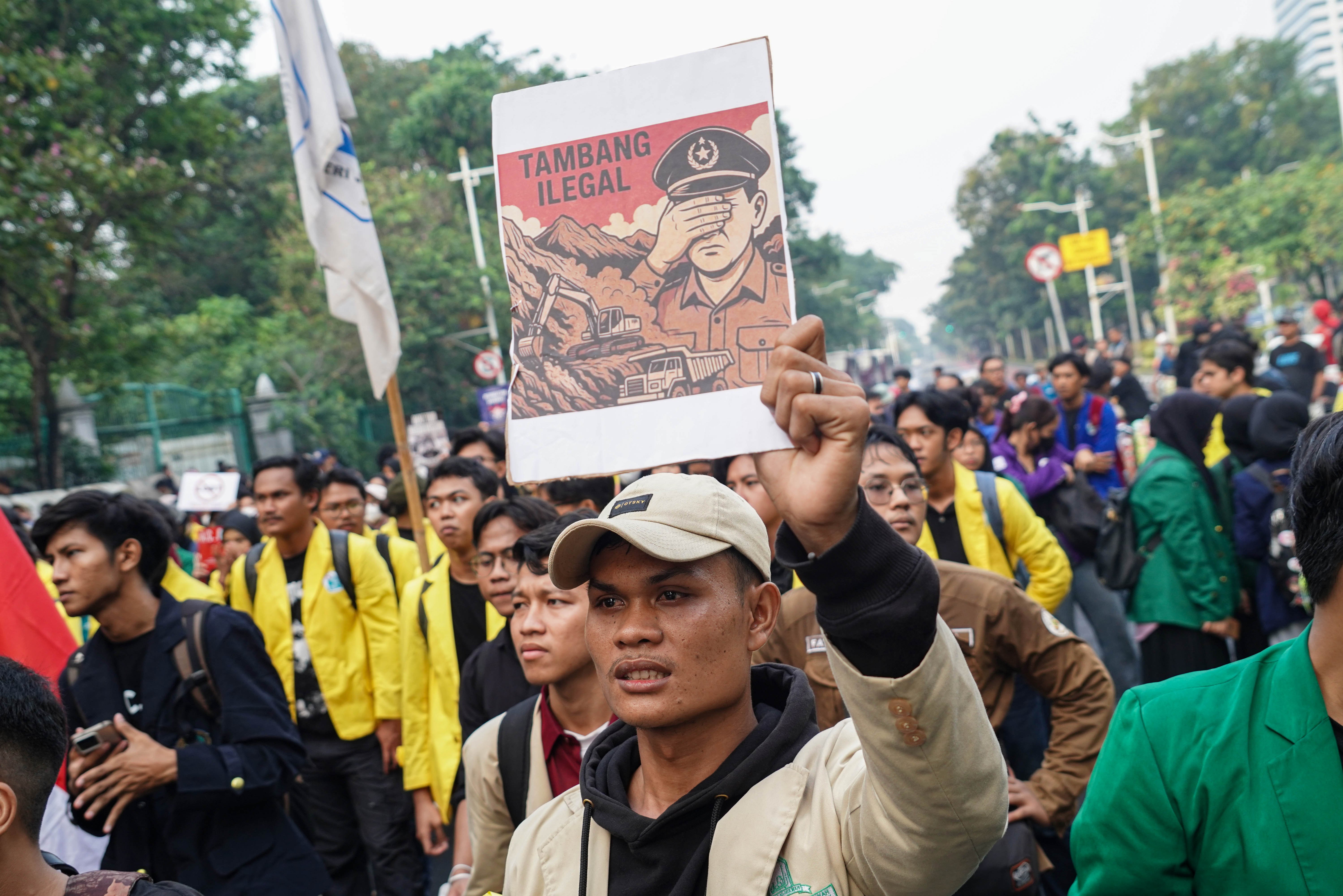 Mahasiswa yang tergabung dalam Badan Eksekutif Mahasiswa Seluruh Indonesia (BEM SI) menggelar aksi unjuk rasa di Jalan Merdeka Selatan, Monas, Jakarta Pusat, Senin (28/7/2025). Aksi bertajuk Indonesia (C)emas tersebut menuntut sejumlah hal yang diantaranya yakni penolakan upaya pengaburan sejarah, pencabutan UU TNI hingga mendesak pemerintah untuk mengesahkan RUU Perampasan Aset. 