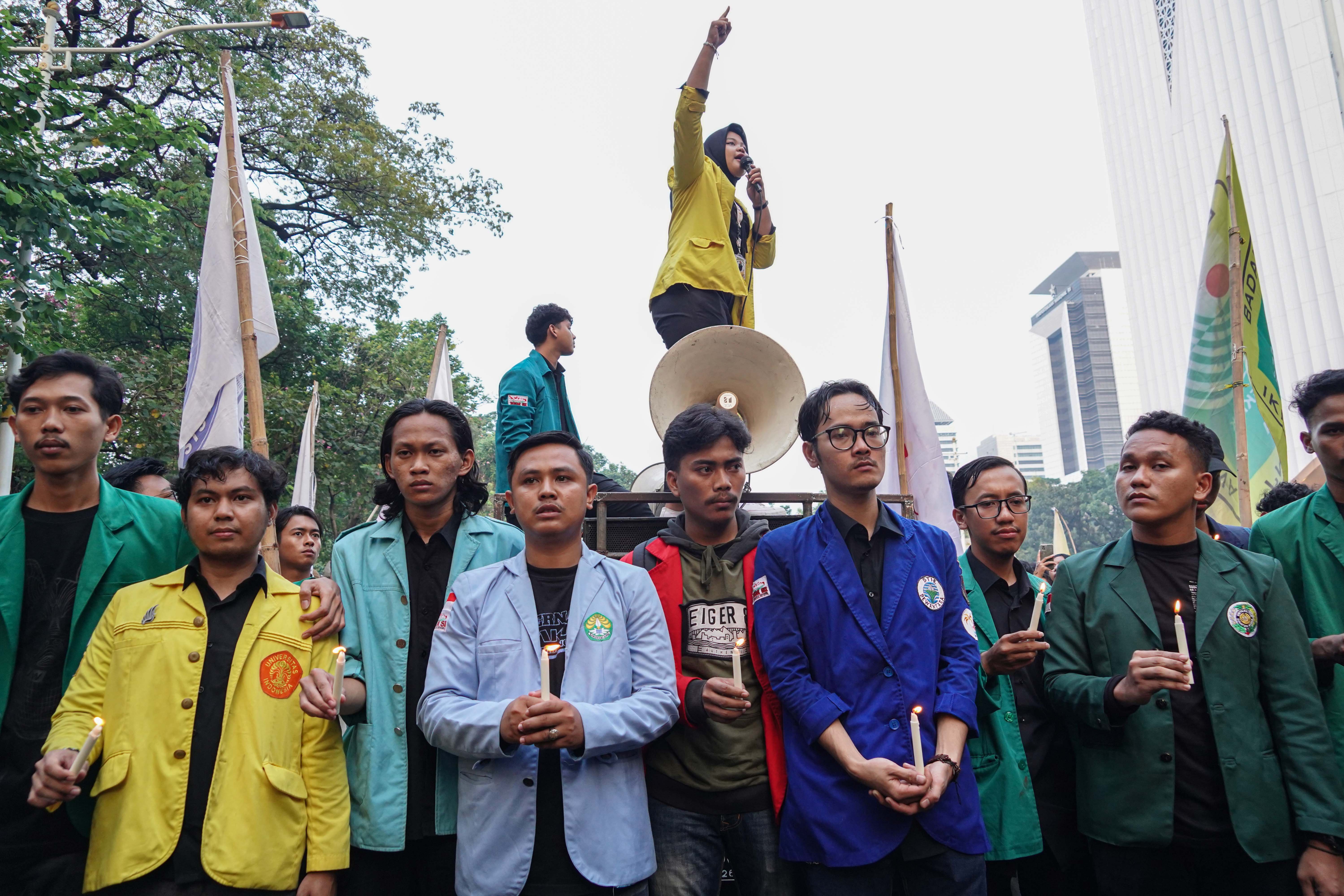 Mahasiswa yang tergabung dalam Badan Eksekutif Mahasiswa Seluruh Indonesia (BEM SI) menggelar aksi unjuk rasa di Jalan Merdeka Selatan, Monas, Jakarta Pusat, Senin (28/7/2025). Aksi bertajuk Indonesia (C)emas tersebut menuntut sejumlah hal yang diantaranya yakni penolakan upaya pengaburan sejarah, pencabutan UU TNI hingga mendesak pemerintah untuk mengesahkan RUU Perampasan Aset. 