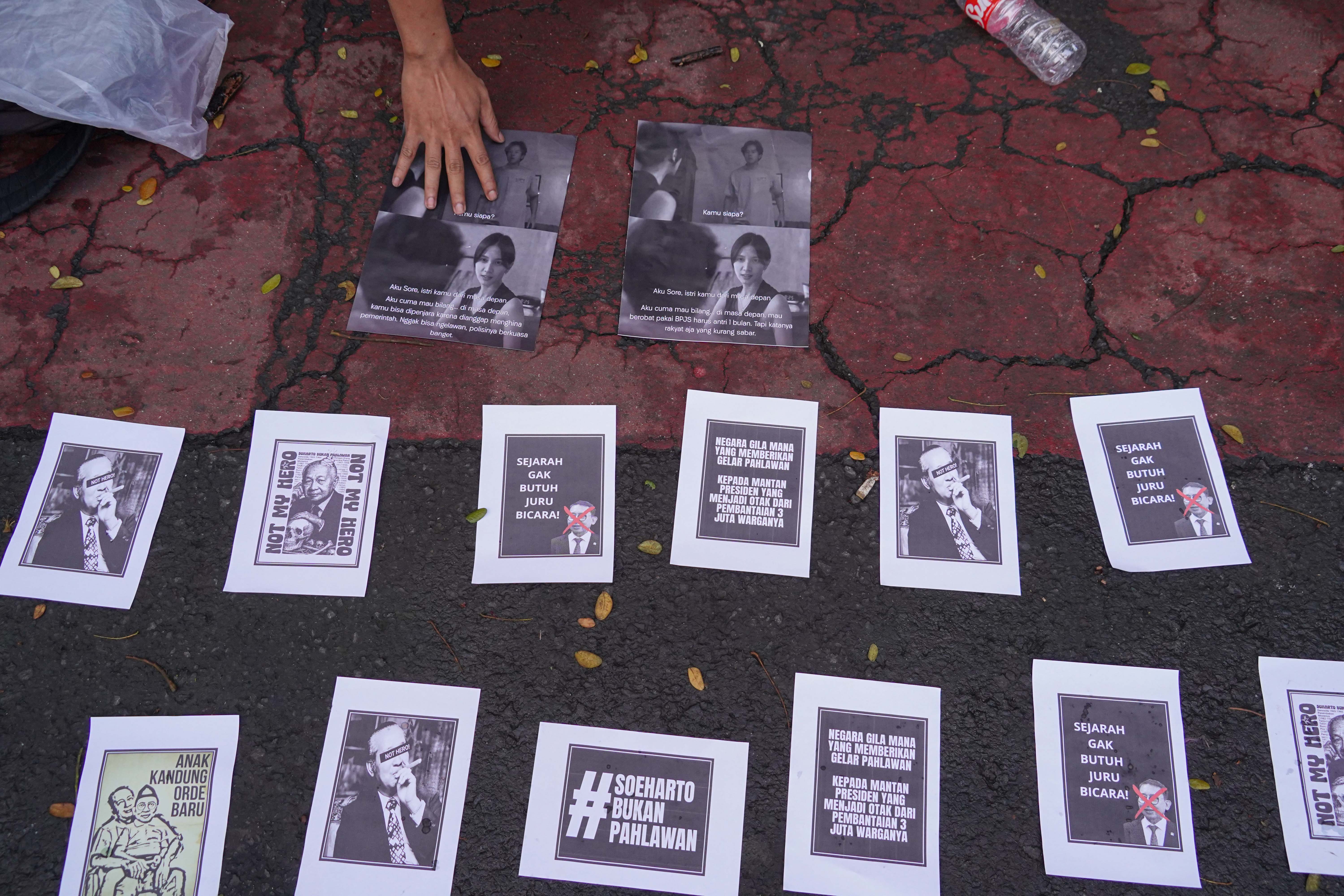 Mahasiswa menggelar poster tuntutan saat aksi unjuk rasa di Jalan Merdeka Selatan, Monas, Jakarta Pusat, Senin (28/7/2025). Aksi bertajuk Indonesia (C)emas tersebut menuntut sejumlah hal yang diantaranya yakni penolakan upaya pengaburan sejarah, pencabutan UU TNI hingga mendesak pemerintah untuk mengesahkan RUU Perampasan Aset. 