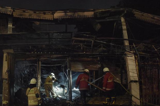 Petugas Dinas Penanggulangan Kebakaran dan Penyelamatan (Gulkarmat) melakukan proses pendinginan kios-kios Pasar Taman Puring yang terbakar di Kebayoran Baru, Jakarta Selatan, Senin (28/7/2025). Sebanyak 118 personel Sudin Gulkarmat diturunkan untuk memadamkan api yang menghanguskan sekitar 500 kios pedagang.